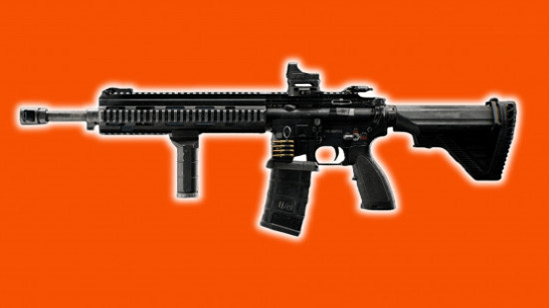 Лучшие пушки BF6: большая штурмовая винтовка на ярко-оранжевом фоне.