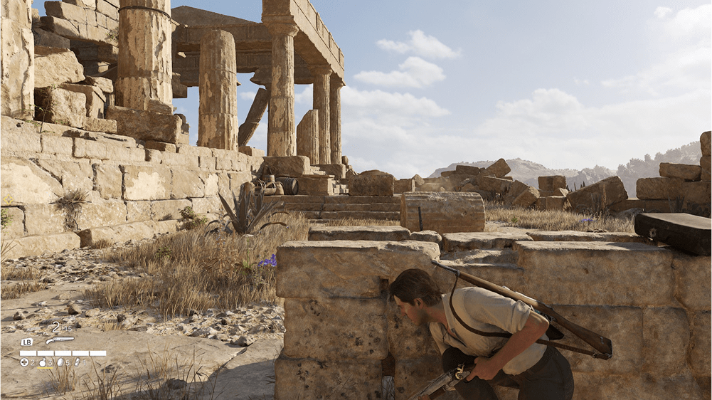 Обзор Mafia The Old Country: Мужчина с пистолетом, с винтовкой за спиной, прячется за колонной в древнегреческих руинах, Энцо из Mafia The Old Country.