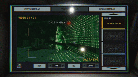 Через видеокамеру видно призрачный силуэт, засветившийся от лазерного проектора, в Phasmophobia.