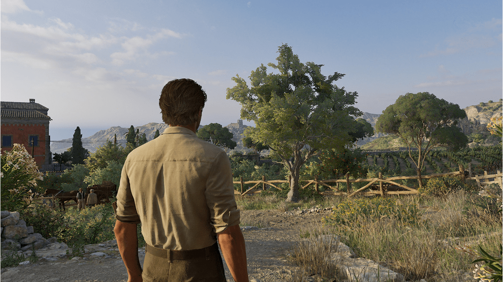 Обзор Mafia The Old Country: Мужчина в белой рубашке, вид сзади, перед деревом и садом, Энцо из Mafia The Old Country.