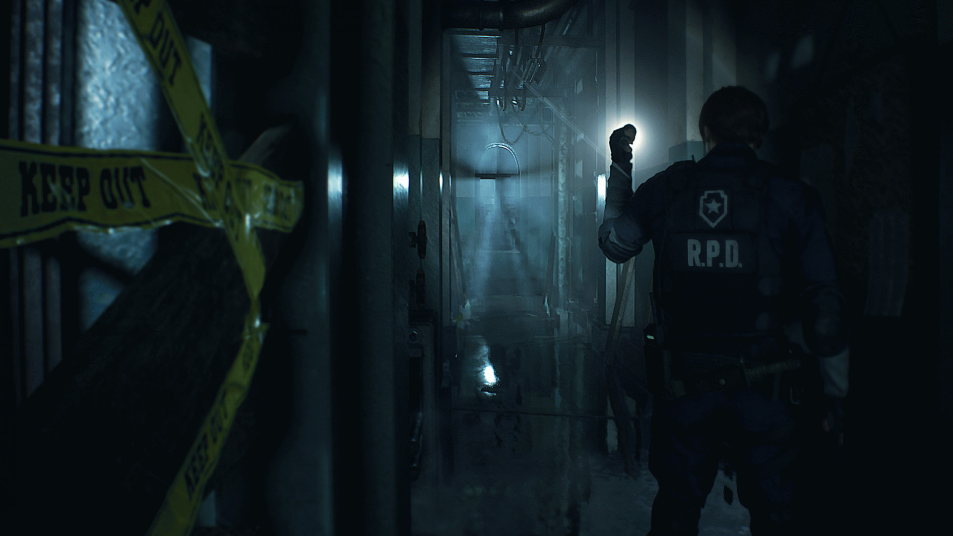 ремейк Resident Evil 2 — Леон идёт по коридору РПД