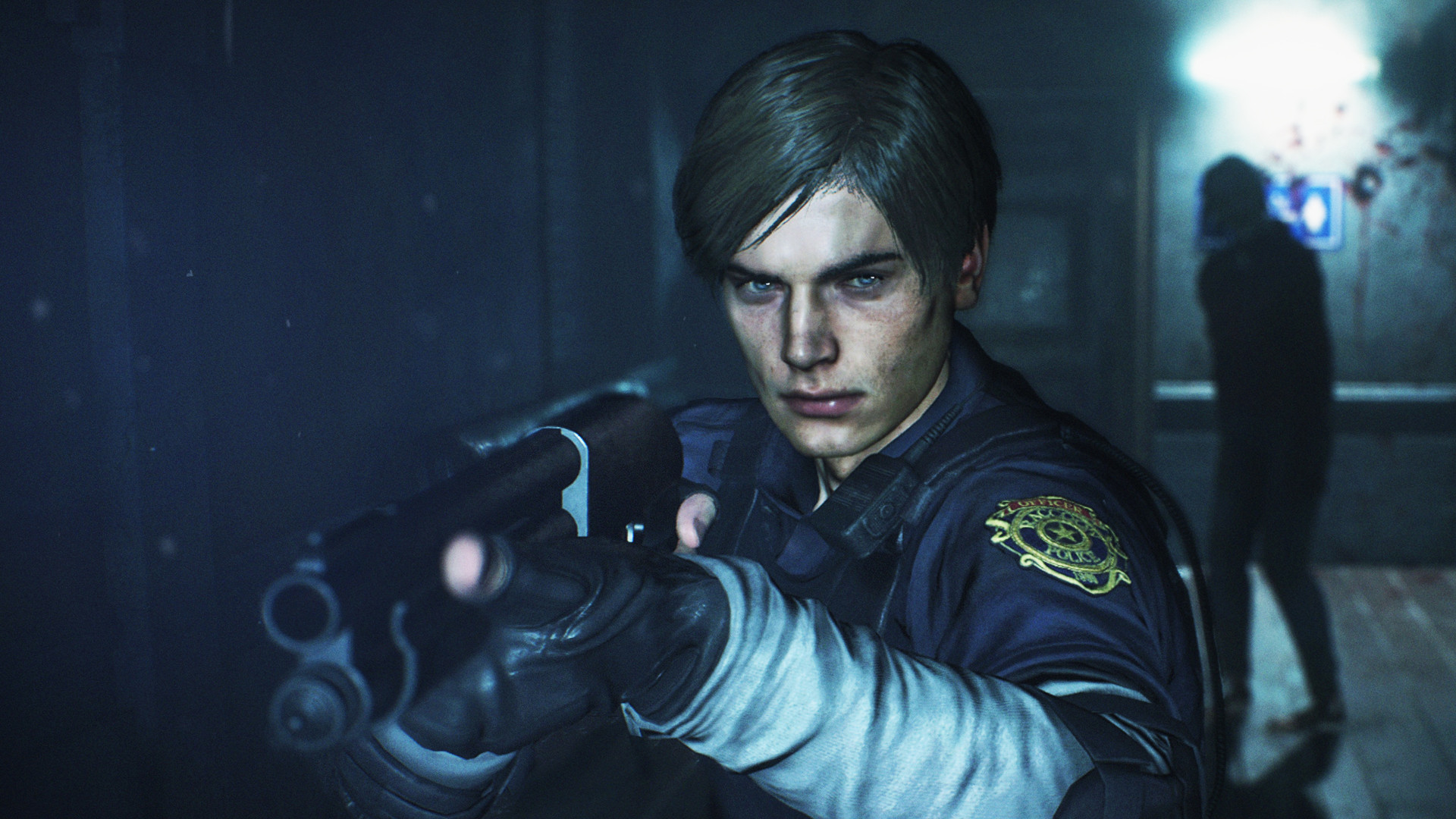 ремейк Resident Evil 2 — Леон поднимает дробовик, за его спиной зомби