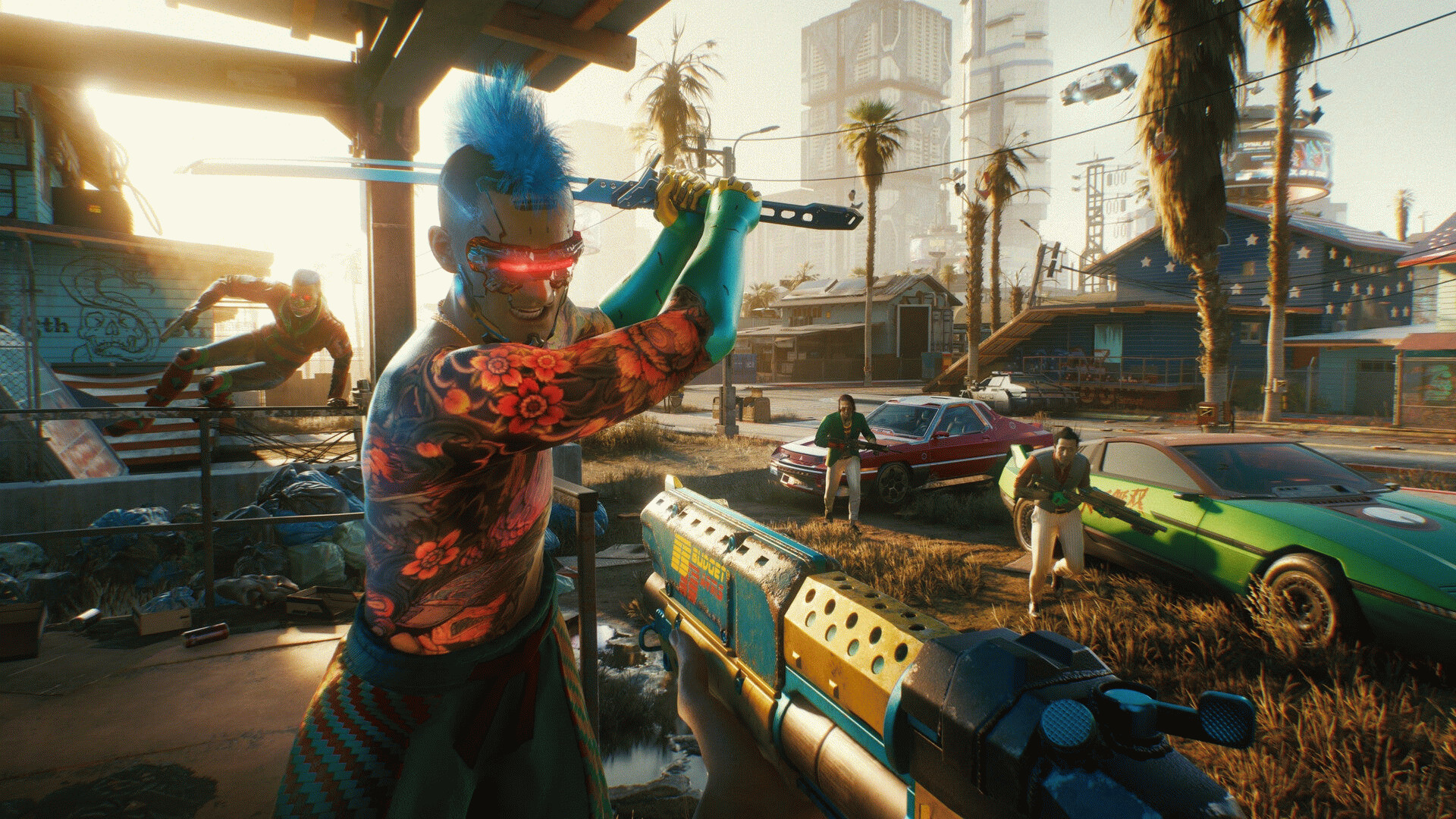 Яркий день на улицах Cyberpunk 2077. Член банды атакует игрока катаной, а игрок готовится встретить нападающего с дробовиком.