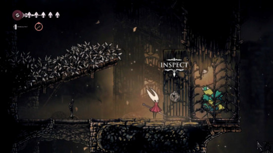 Хорнет у запертой двери на Дороге грешника, которую можно открыть только с помощью Простого ключа в Silksong.