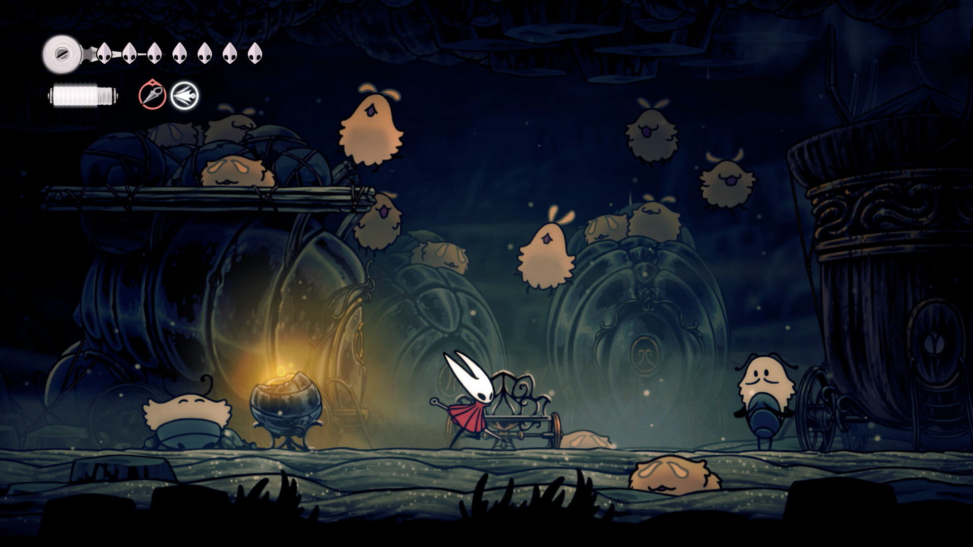 Хорнет из Hollow Knight Silksong бежит к кованой железной скамье, вокруг неё — маленькие пушистые жучки