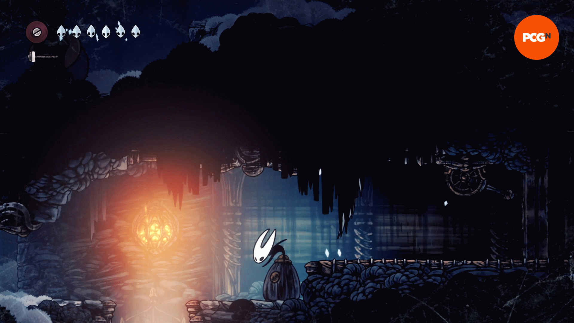 Hollow Knight Silksong Плита: Хорнет рядом с ещё одним огнём