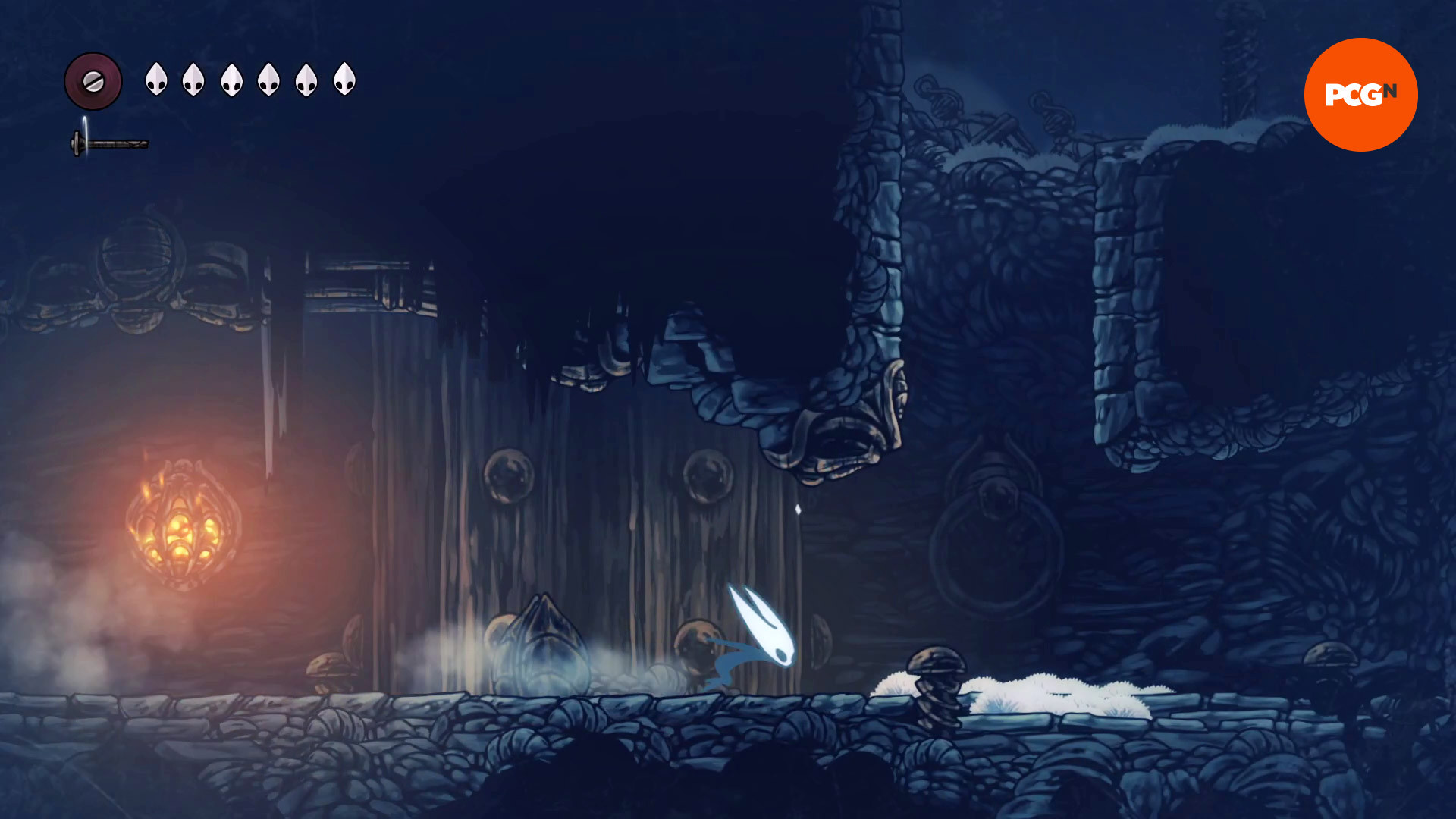 Hollow Knight Silksong Плита: Хорнет делает рывок через проход