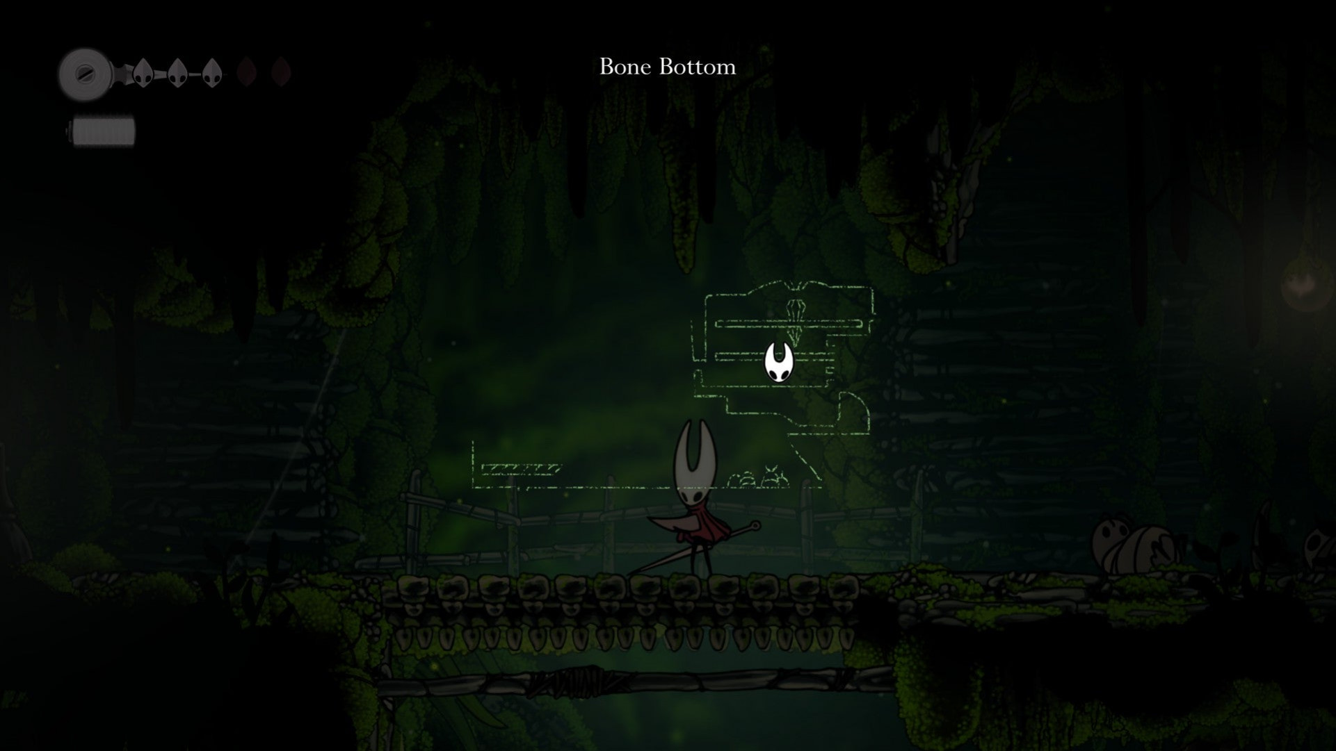 Хорнет смотрит на неполную карту в Hollow Knight: Silksong.