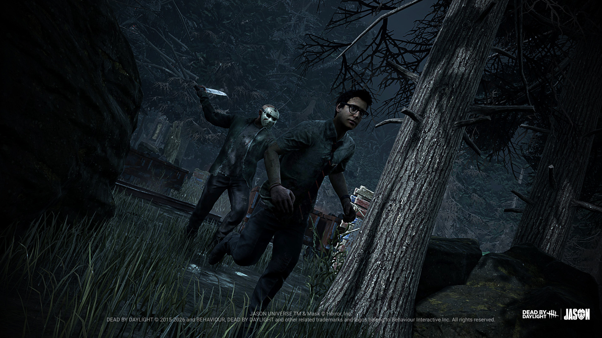 Изображение Джейсона, преследующего Дуайта Фэйрфилда в Dead by Daylight в тёмном лесу