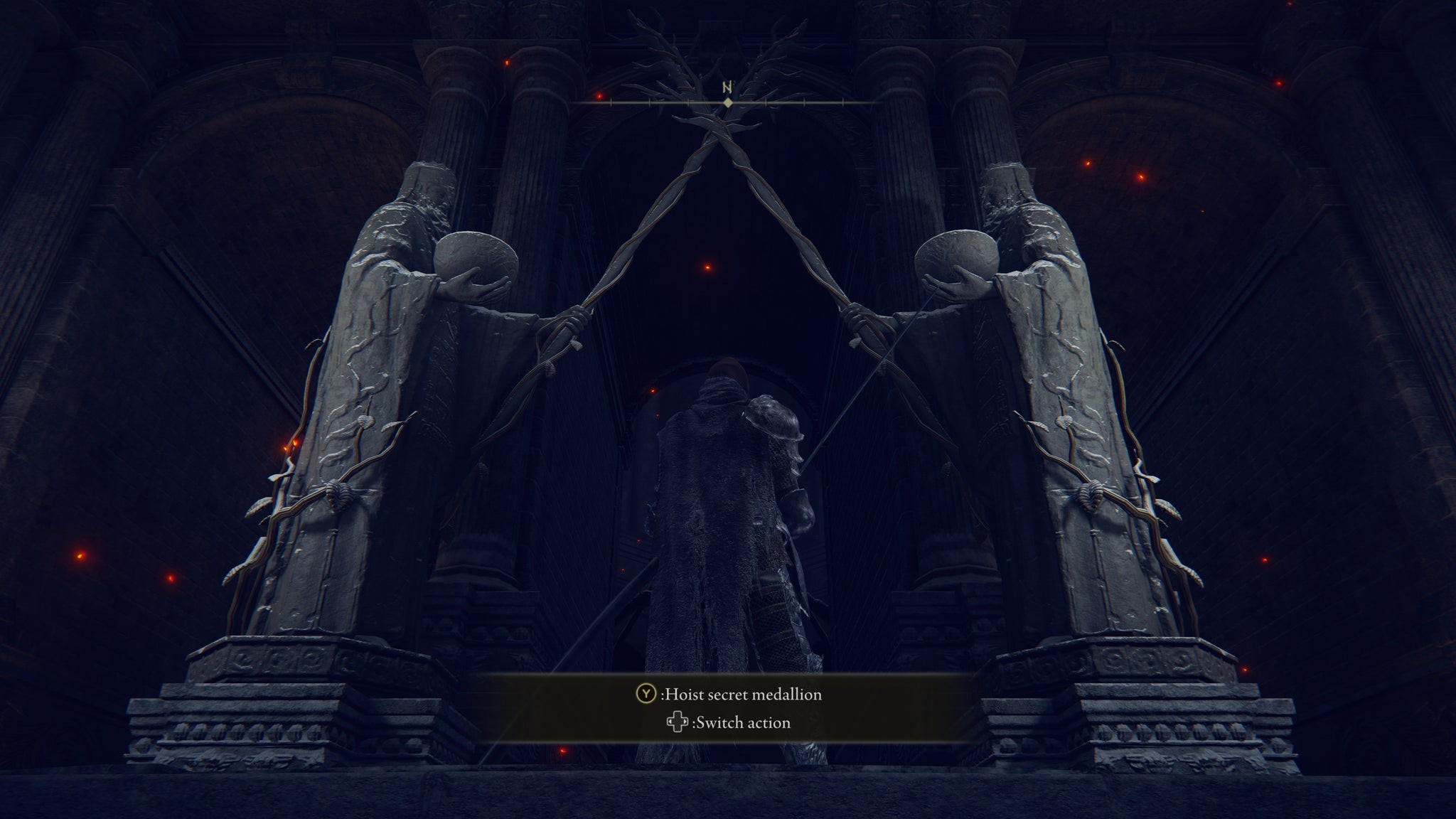 Игрок в Elden Ring стоит на Большом подъёмнике Рольда и готовится поднять тайный медальон.
