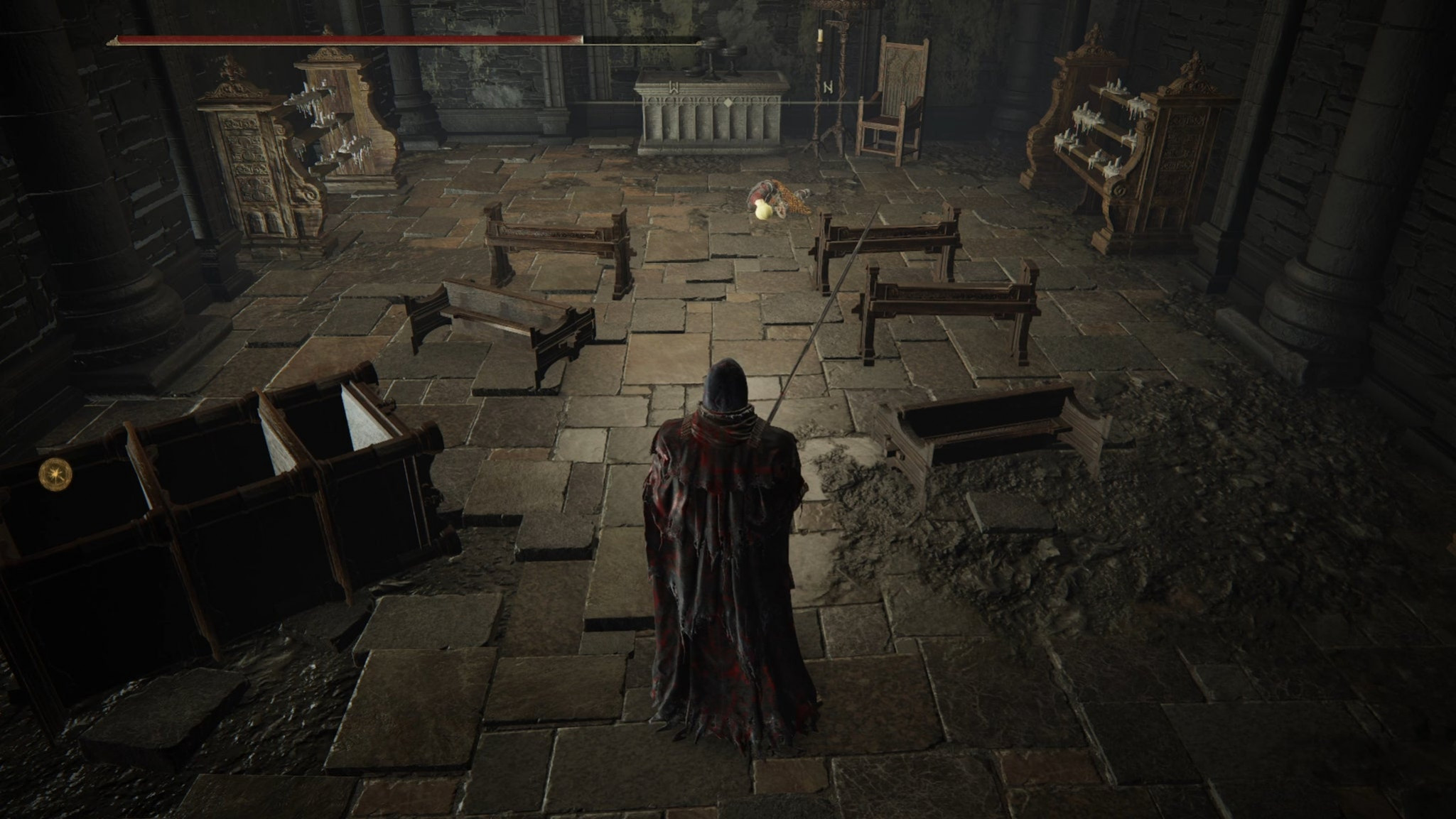 Игрок в Elden Ring: Shadow Of The Erdtree входит в комнату для молитв в районе церковного округа в Пристанище Теней и видит лежащего на полу Огненного рыцаря Квилайна.
