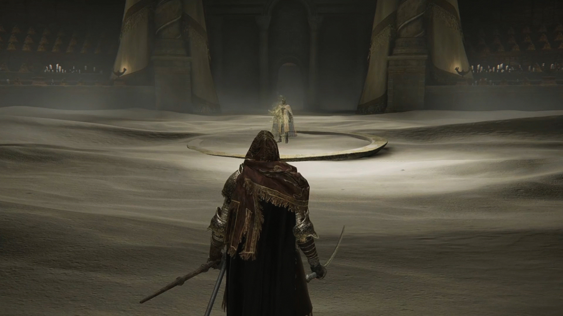 Скриншот Elden Ring: Shadow Of The Erdtree, на котором Леда стоит на песчаной арене босса и готова бросить вызов Погасшему.