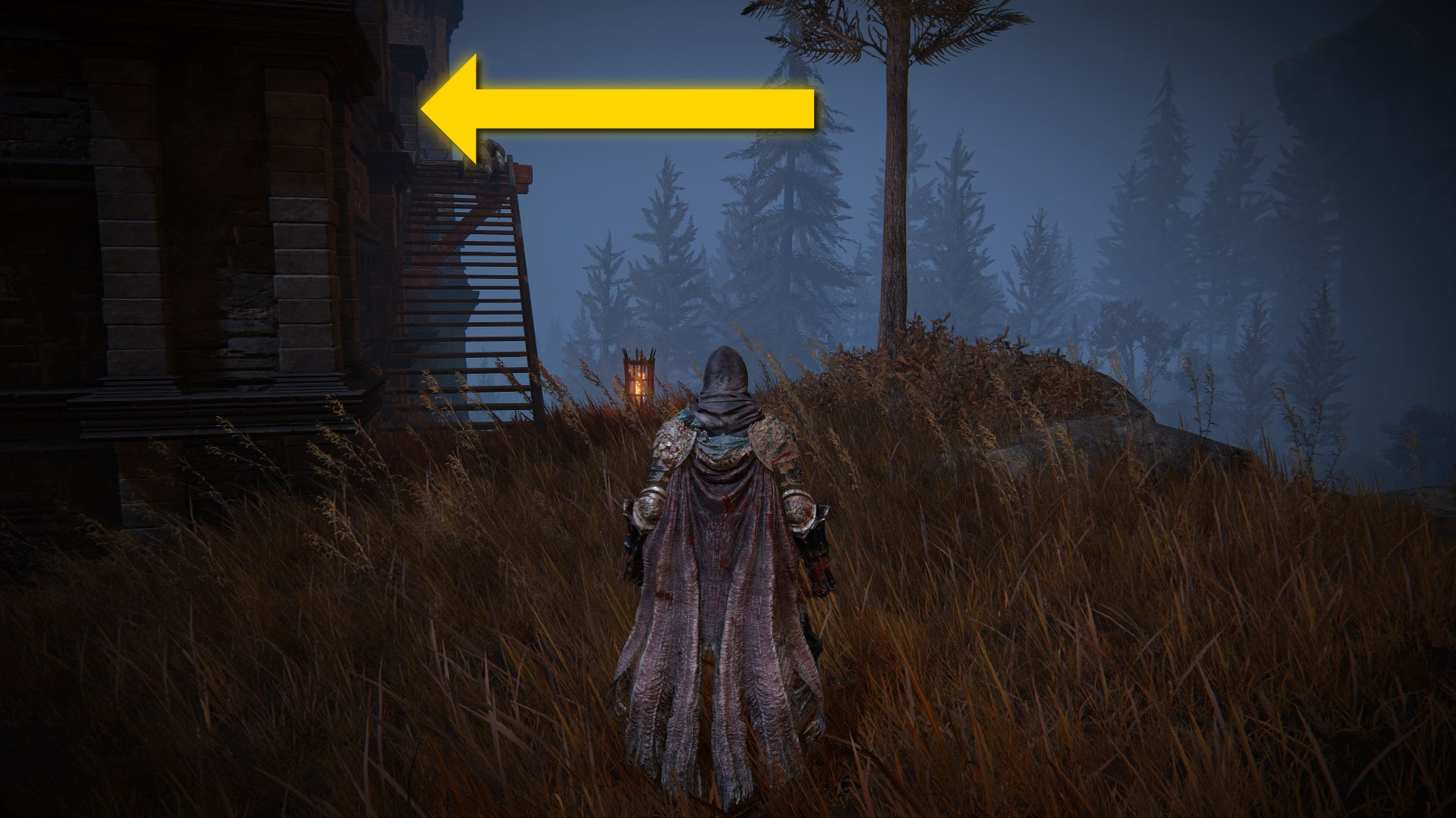 Персонаж в Elden Ring: Shadow Of The Erdtree стоит на травянистой тропе в Замке Энсис. Жёлтая стрелка указывает направление к оружию Миледи вверх по ступеням.