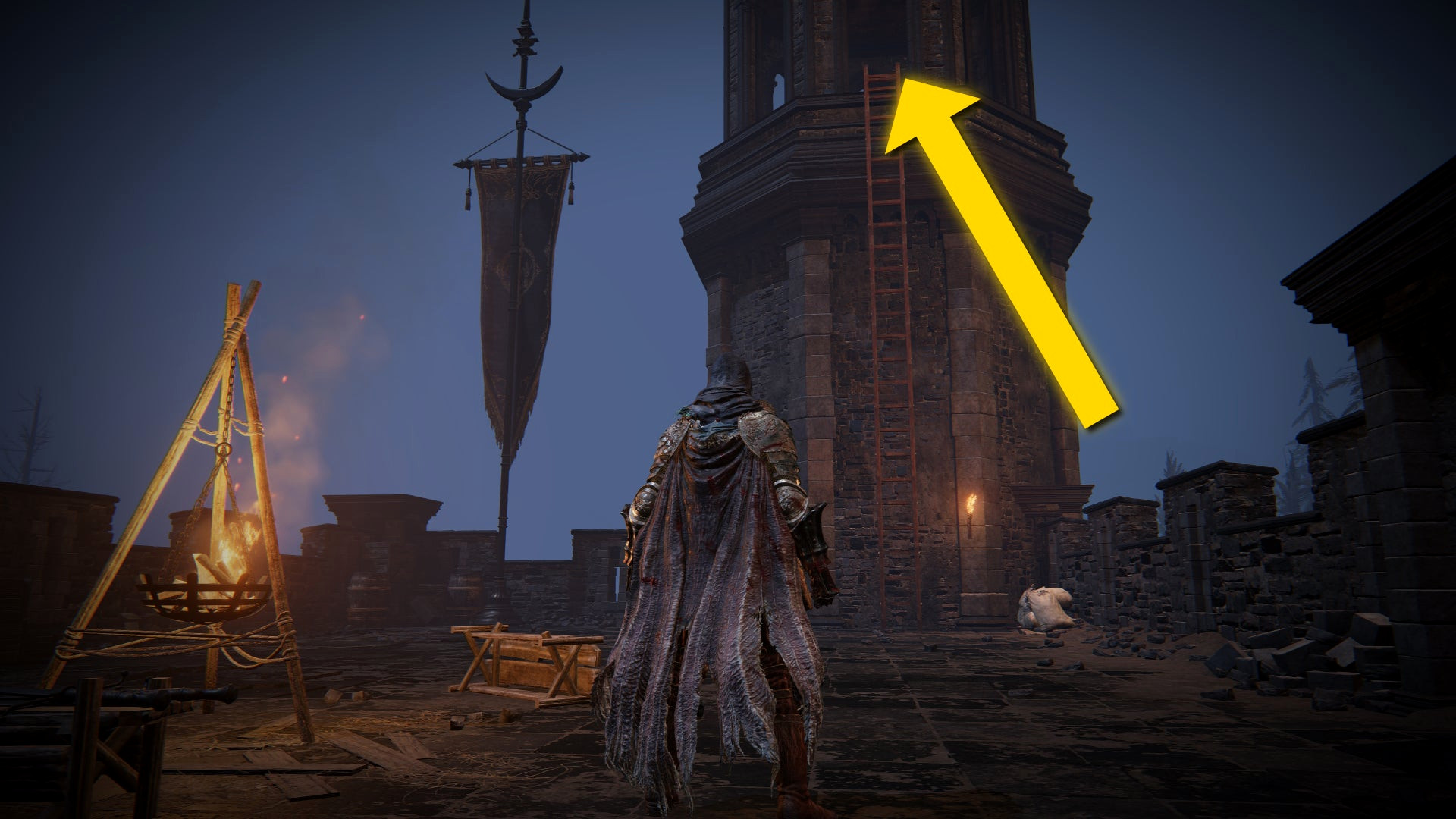 Персонаж в Elden Ring: Shadow Of The Erdtree стоит на крепостной стене в Замке Энсис. Жёлтая стрелка указывает на оружие Миледи на вершине соседней башни.