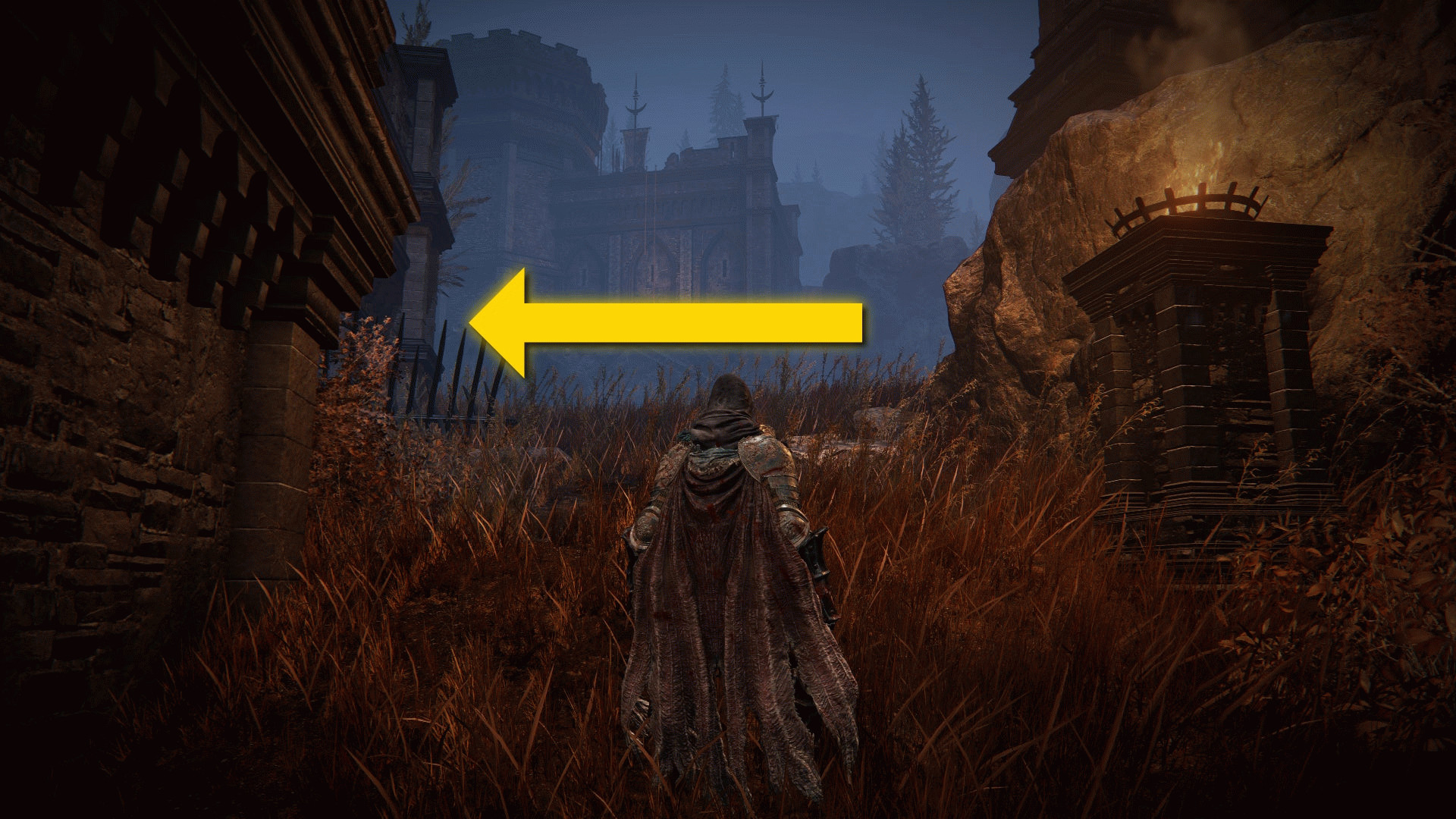 Персонаж в Elden Ring: Shadow Of The Erdtree стоит на травянистой тропе в Замке Энсис. Жёлтая стрелка указывает направление к оружию Миледи.
