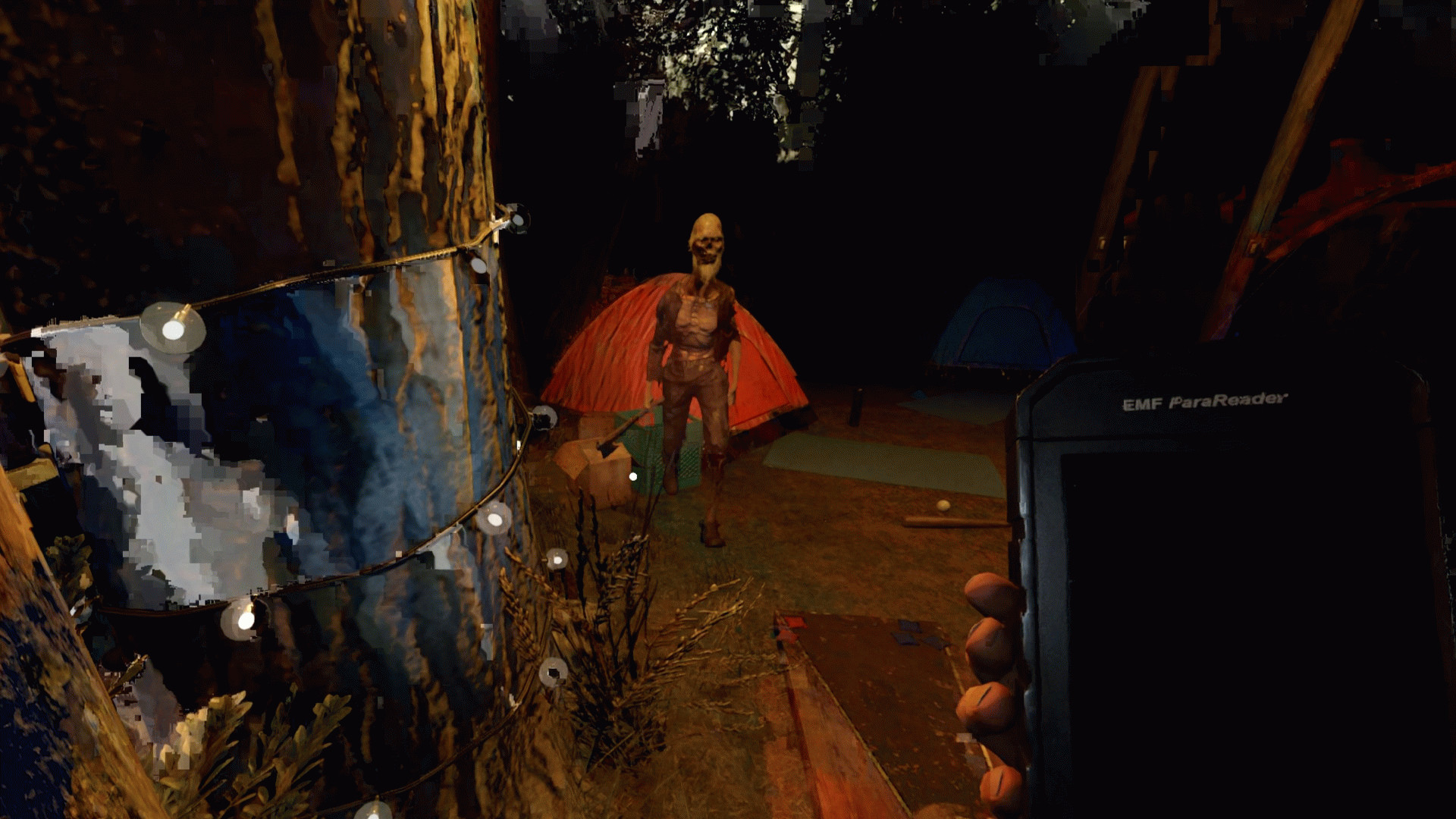 Призрак у небольшого красного шатра на карте Phasmophobia Camp Woodwind.