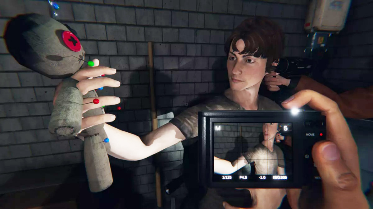 Персонаж Phasmophobia позирует перед камерой