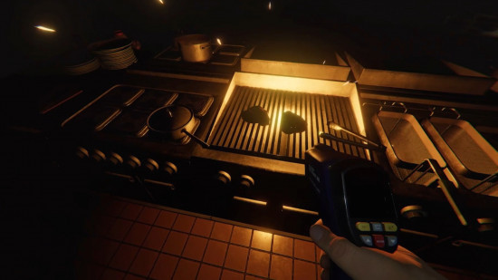 Игрок включает гриль в «Закусочной Нелл» — новой карте Phasmophobia.