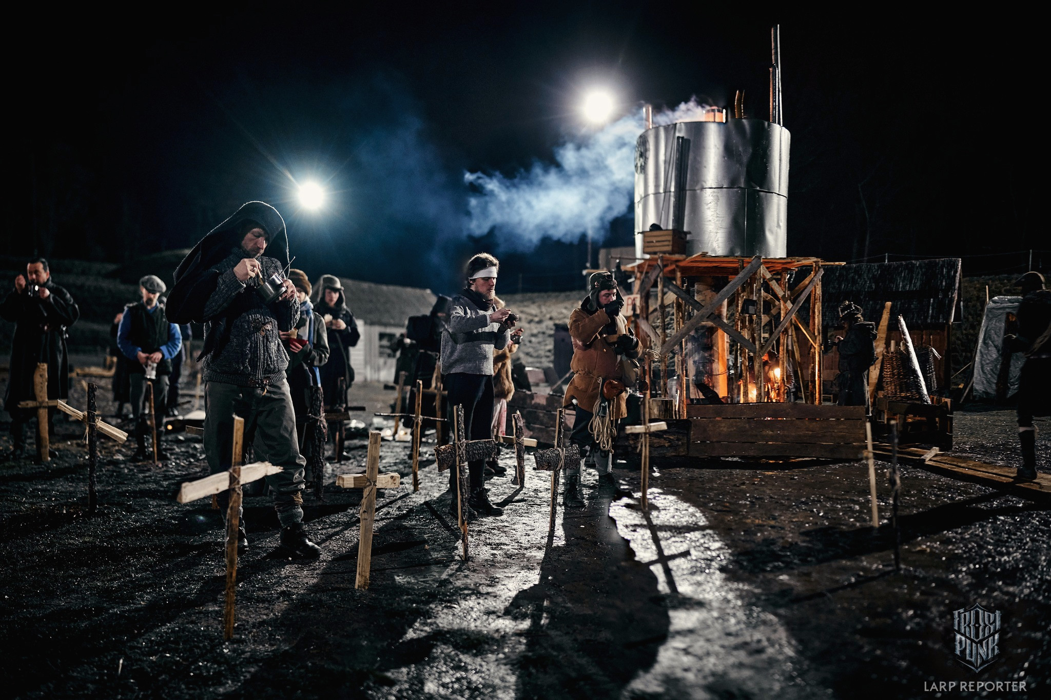 Люди едят суп на кладбище.