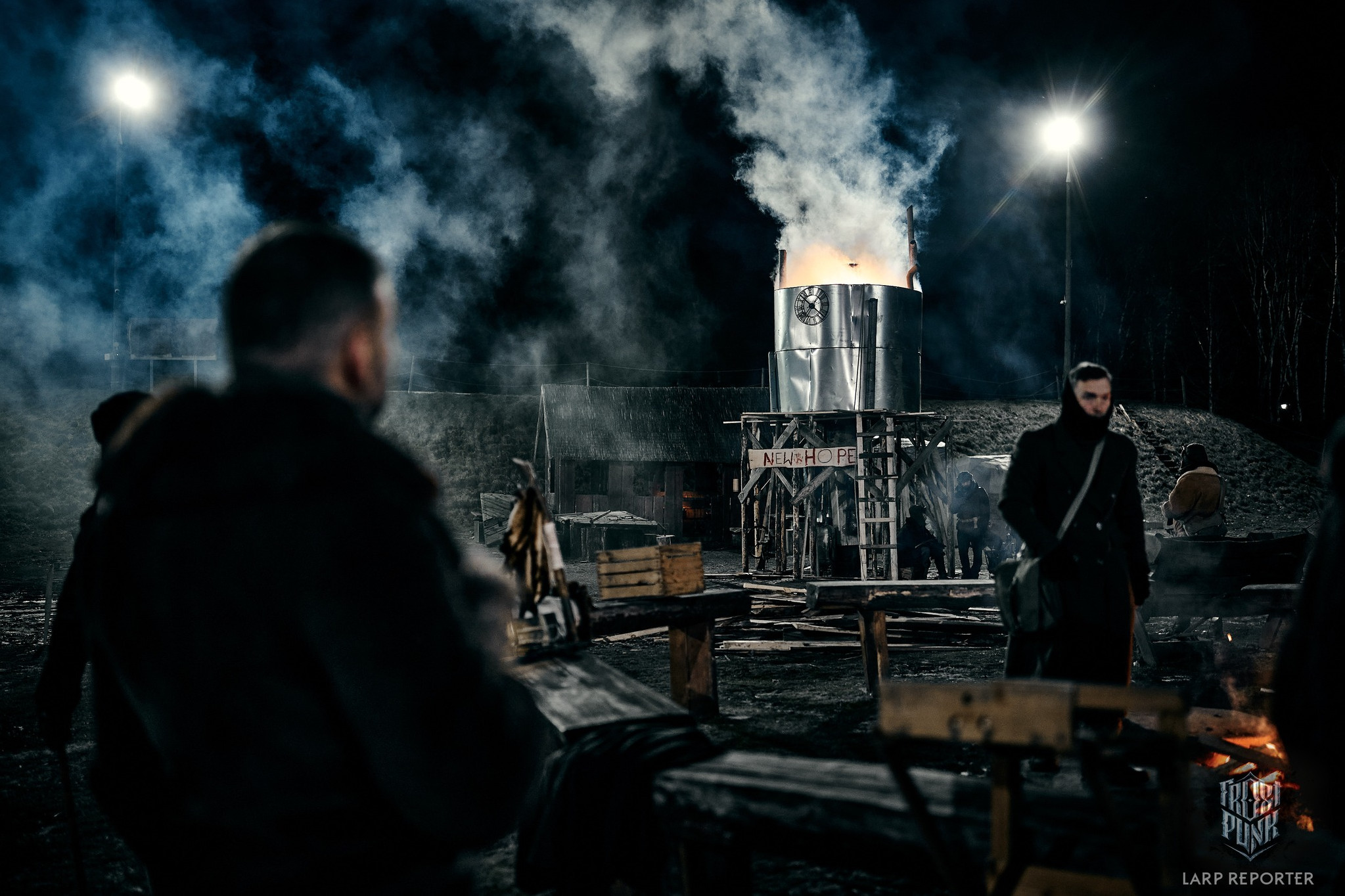 Люди бродят по промёрзшим пустошам.