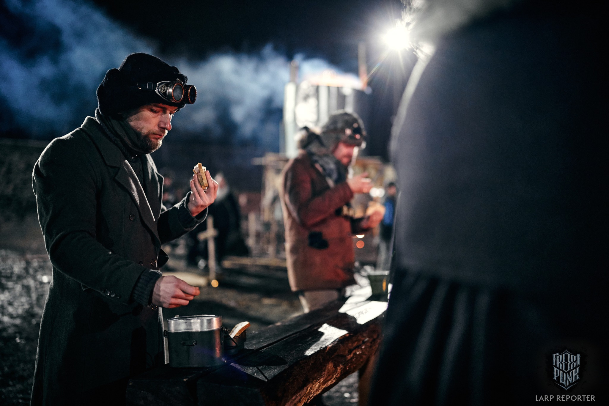 Люди едят найденную провизию.