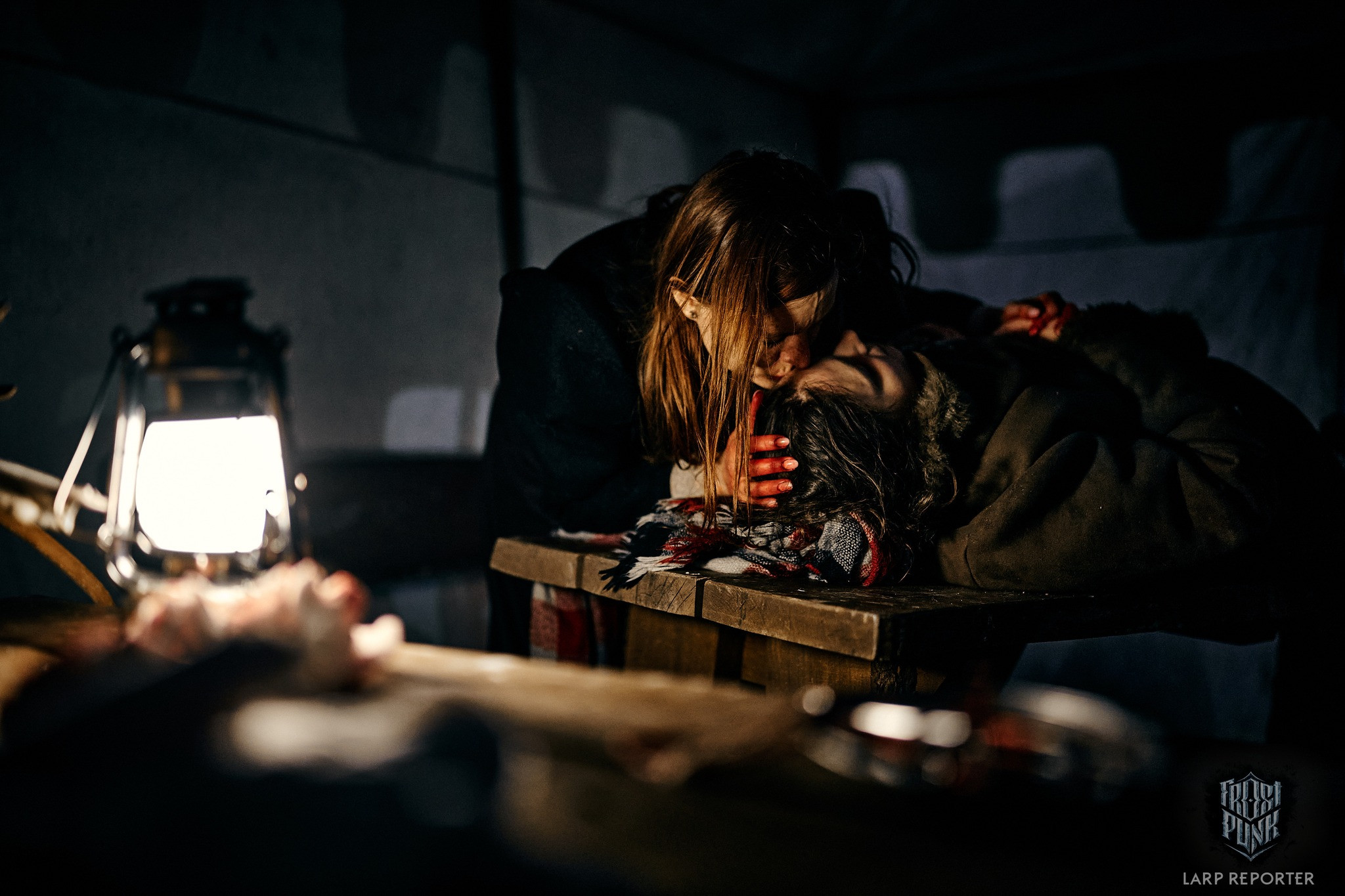 Женщина рыдает над мёртвым телом.