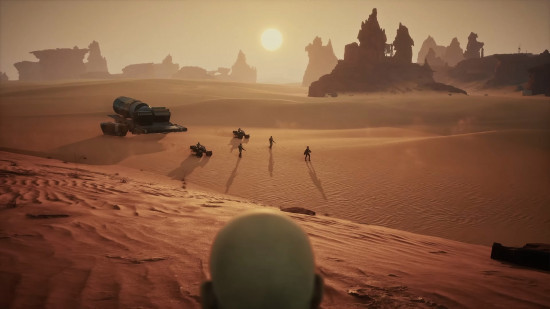 Дорожная карта Dune Awakening на август 2025: лысый человек смотрит на пустыню