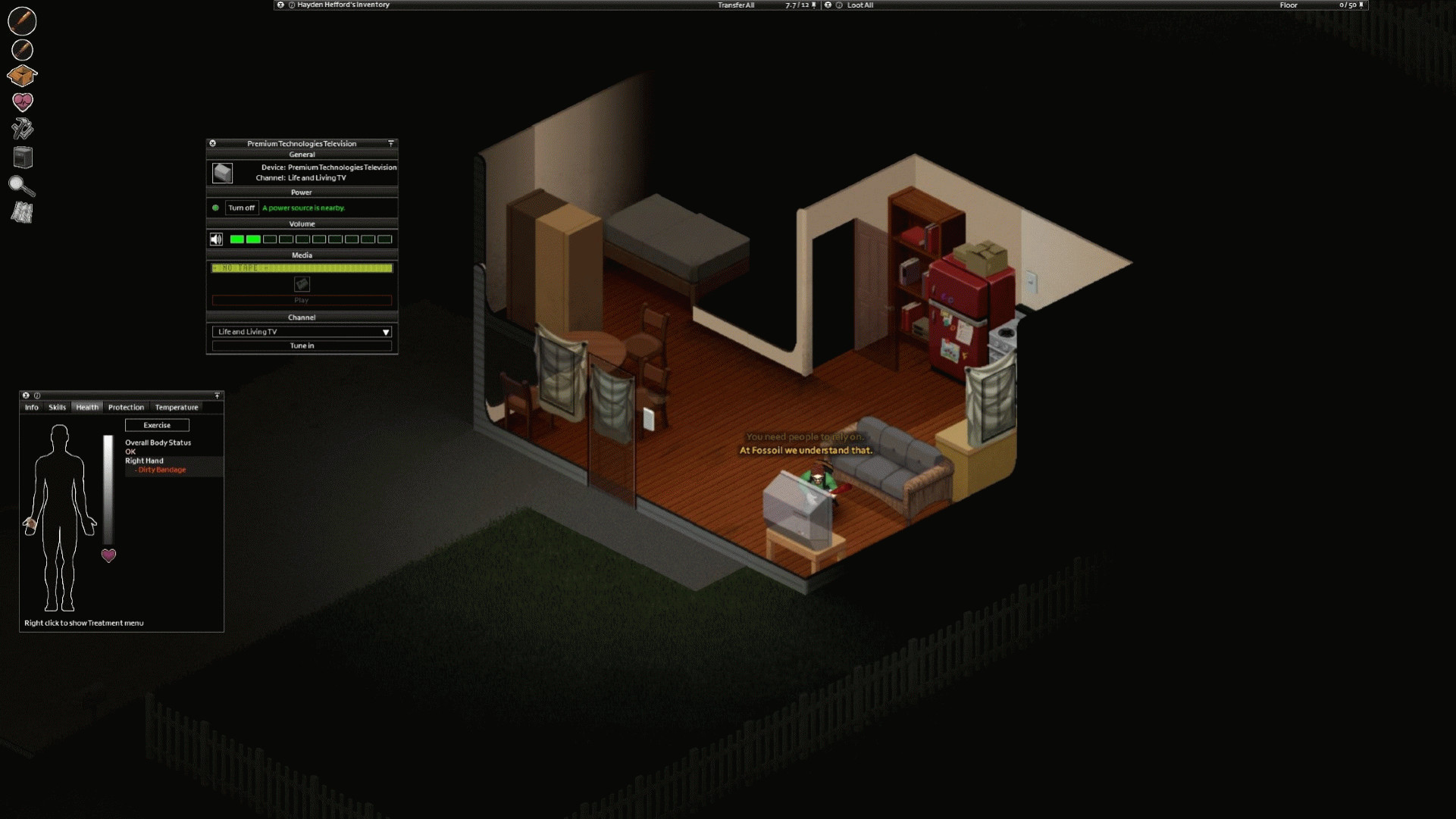 Игрок в Project Zomboid смотрит телевизор в доме; над телевизором виден текст о передаче по строительству. Дом явно служит убежищем, а окна и двери завешены простынями