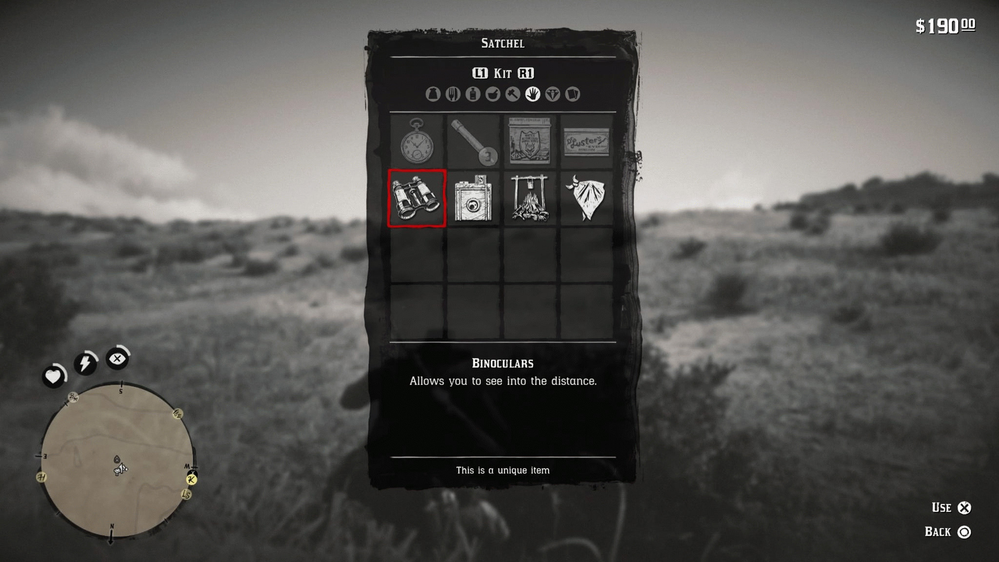 Экран меню сумки в Red Dead Redemption 2, где игрок выбирает бинокль.