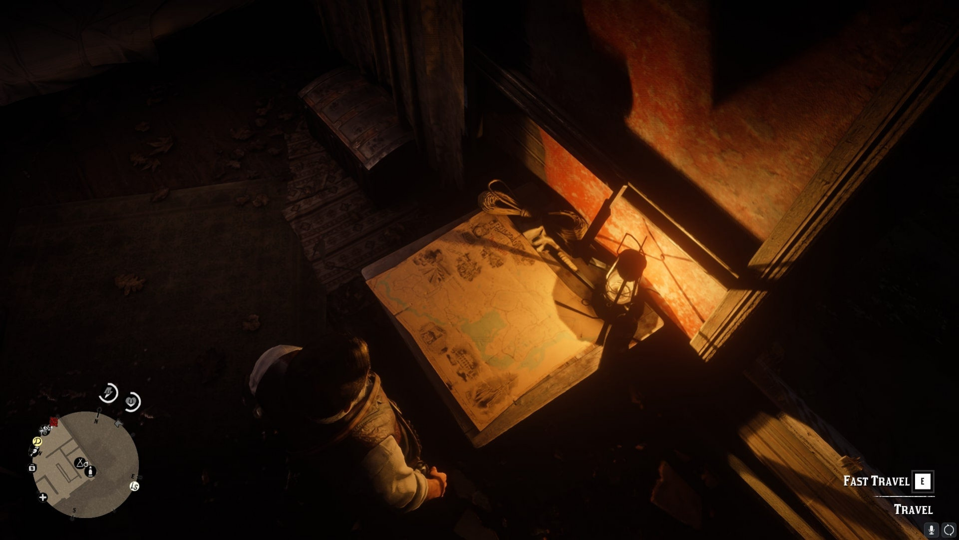 Артур смотрит на карту быстрого перемещения в лагере Шейди-Бель в Red Dead Redemption 2