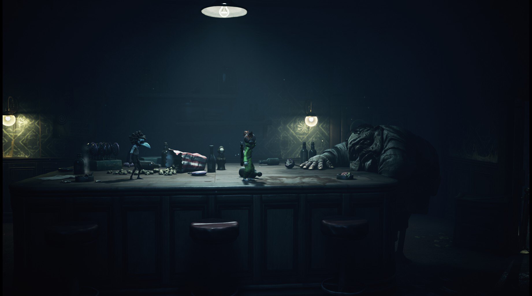 Две крошечные фигурки стоят на заваленном столе и смотрят на гротескную спящую фигуру