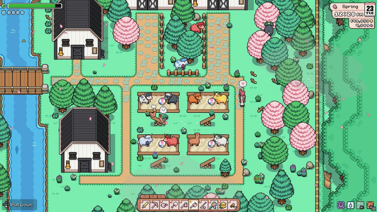 Fields of Mistria – игрок держит курицу на своей ферме, пока рядом с амбарами гуляют коровы