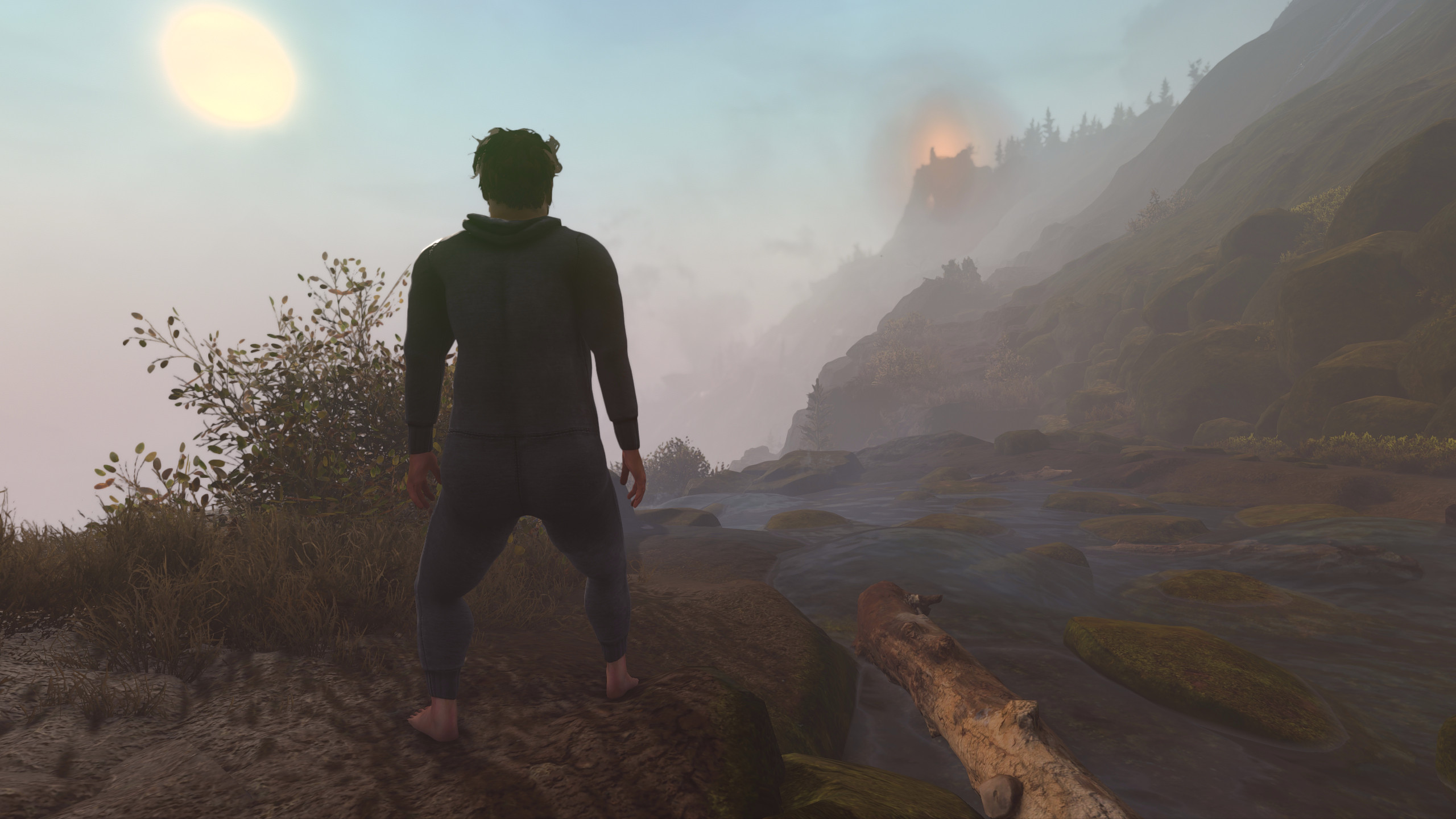 Мужчина в комбинезоне идет по дикой местности