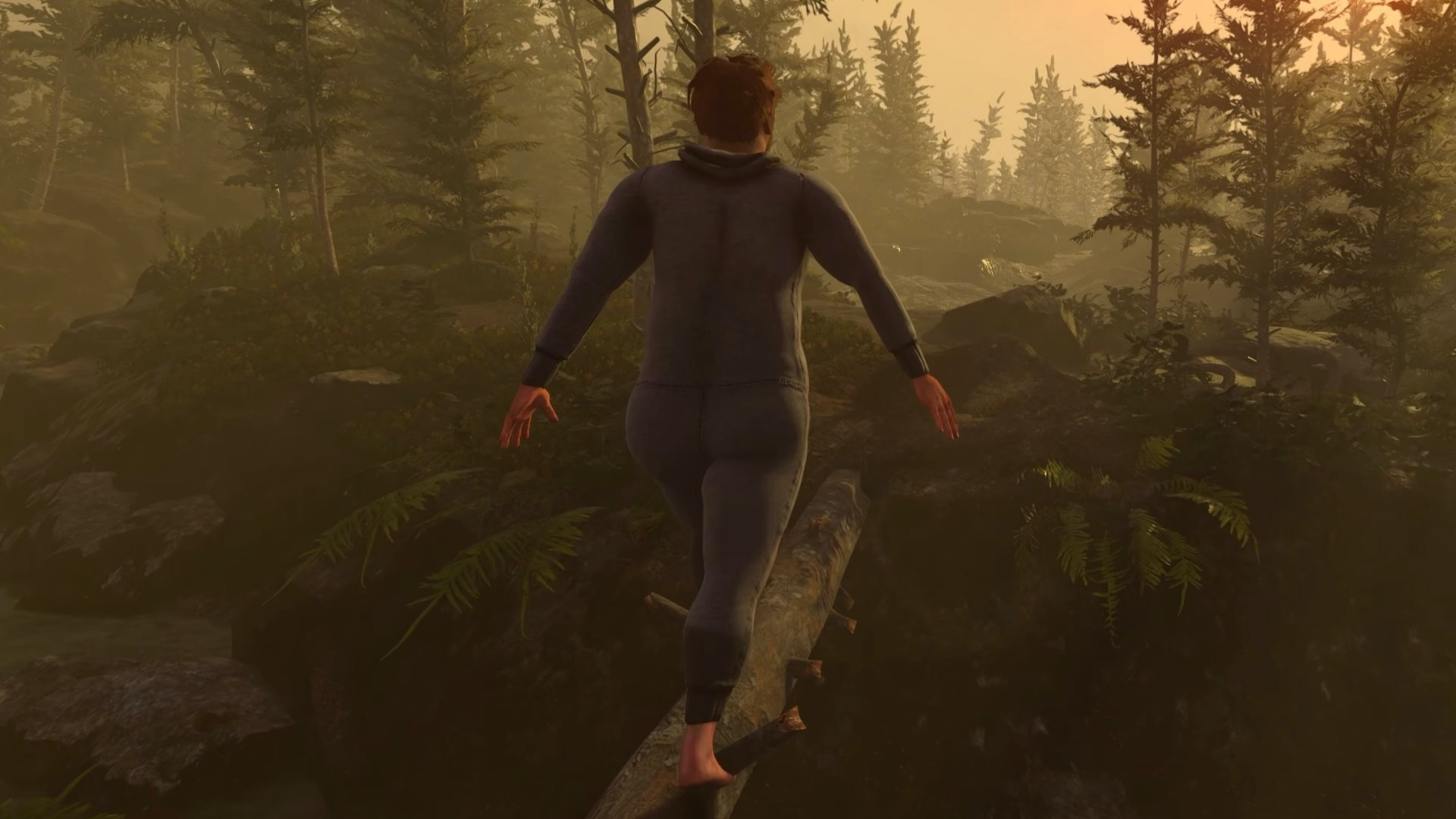 Взрослый мужчина, ковыляя, идет по бревну, лежащему над рвом