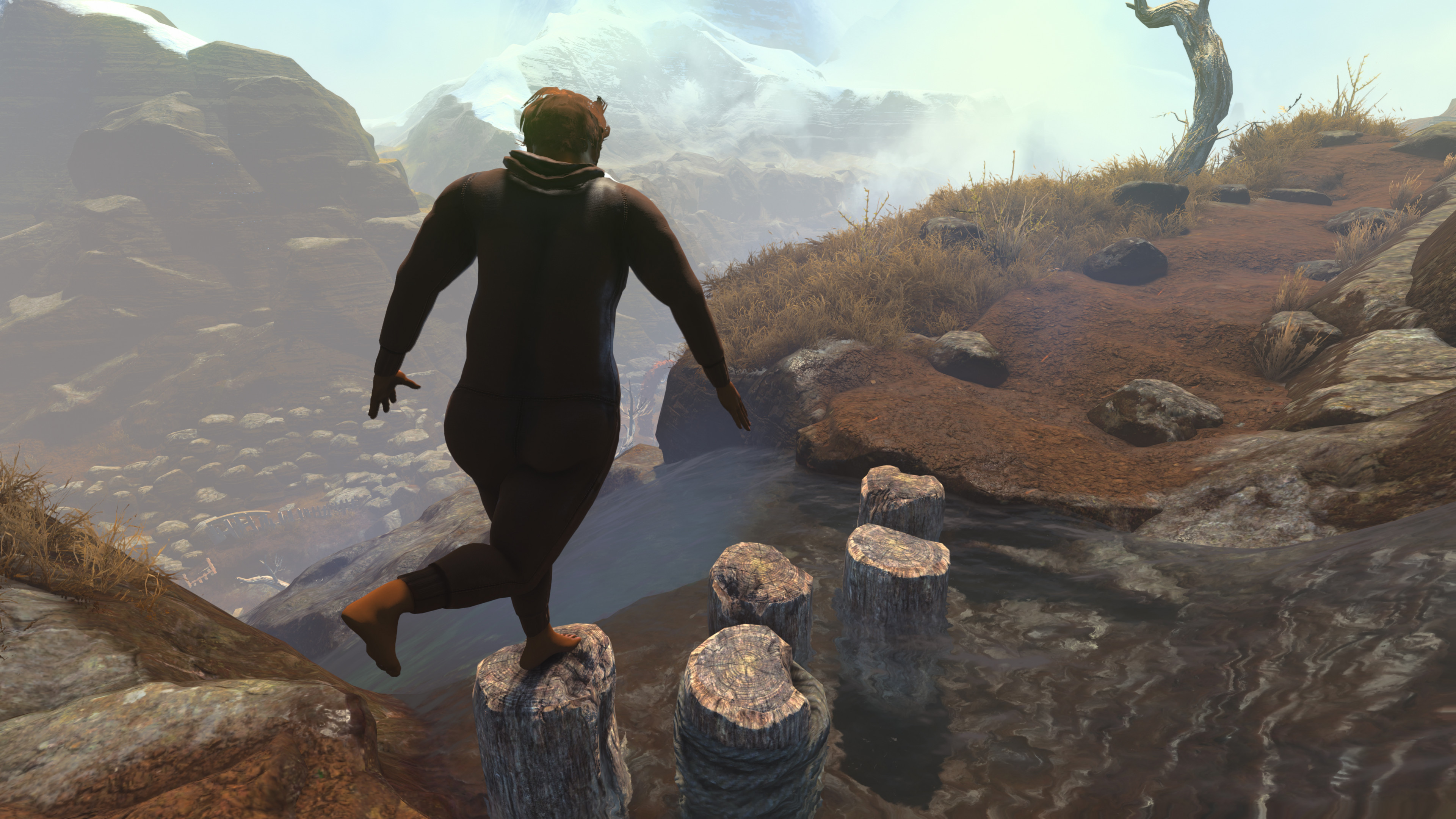 Мужчина в комбинезоне идет по дикой местности