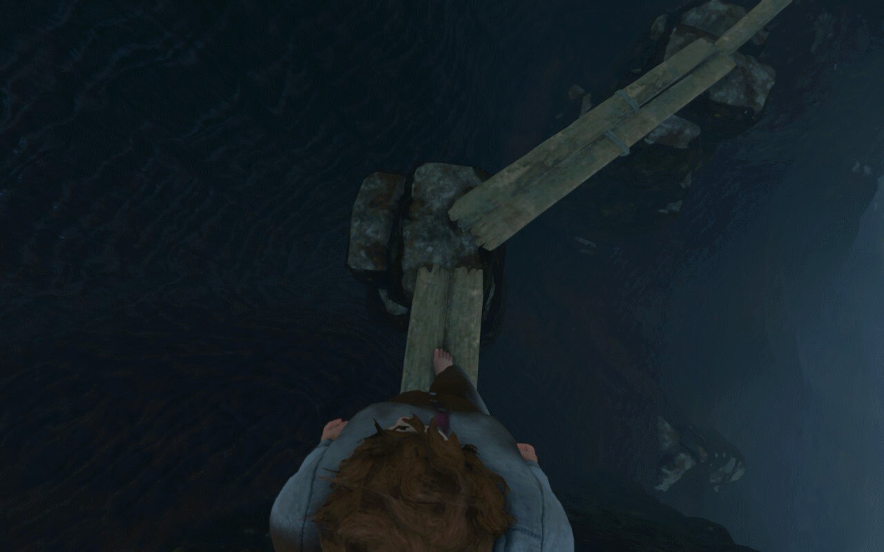 Мужчина балансирует на шатком мостике из тонких деревянных досок