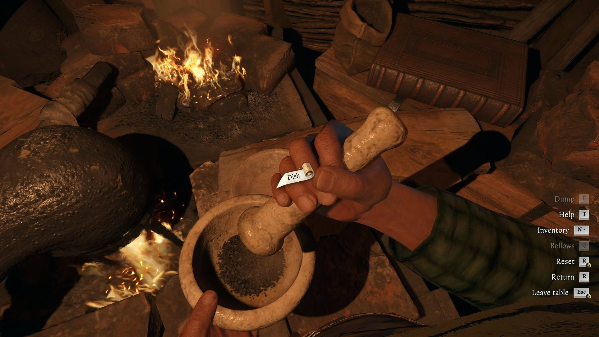 Генри использует ступку и пестик у алхимического стола в Kingdom Come: Deliverance 2.