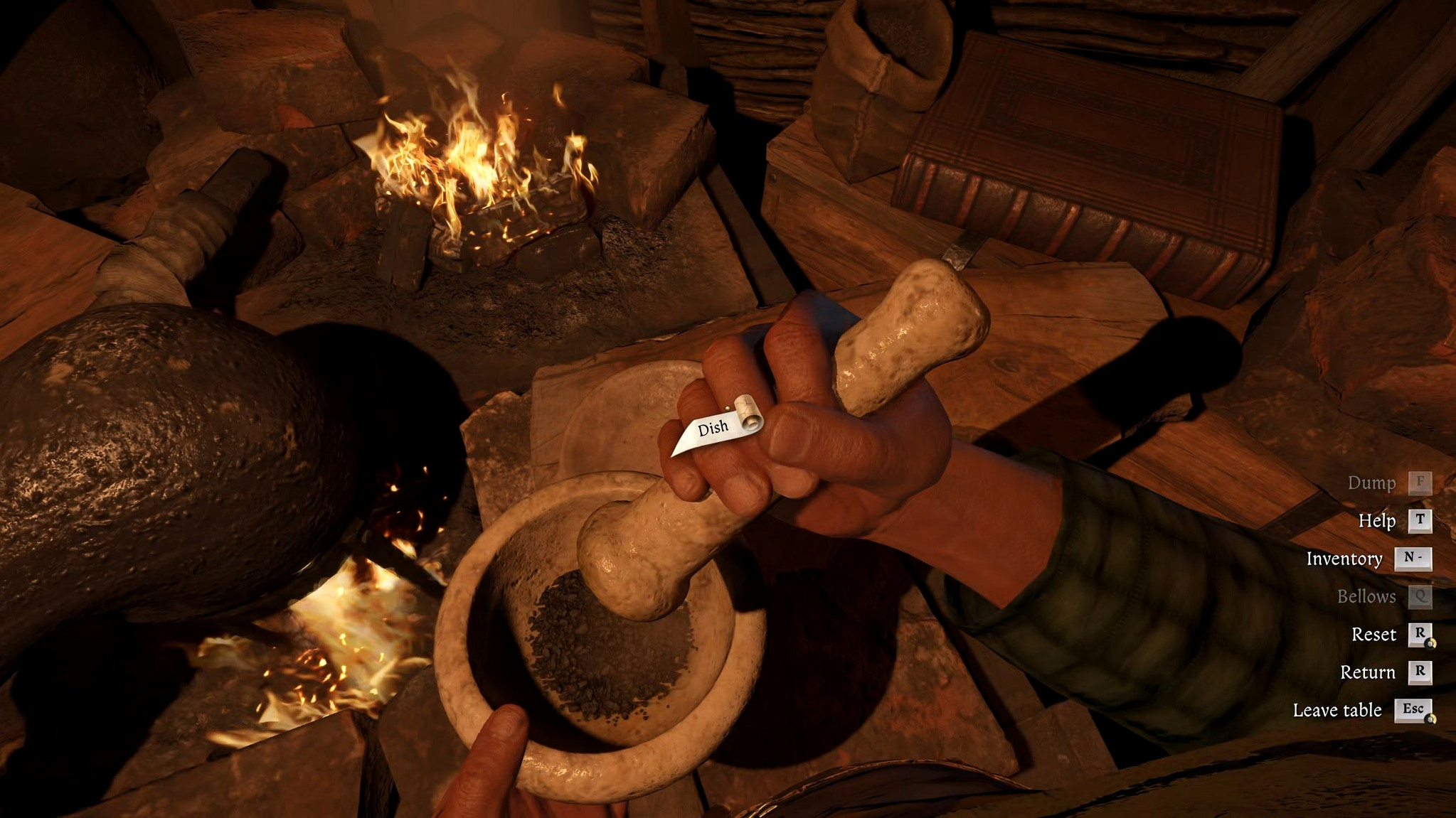 Индржих использует ступку с пестиком за алхимическим столом в Kingdom Come: Deliverance 2.