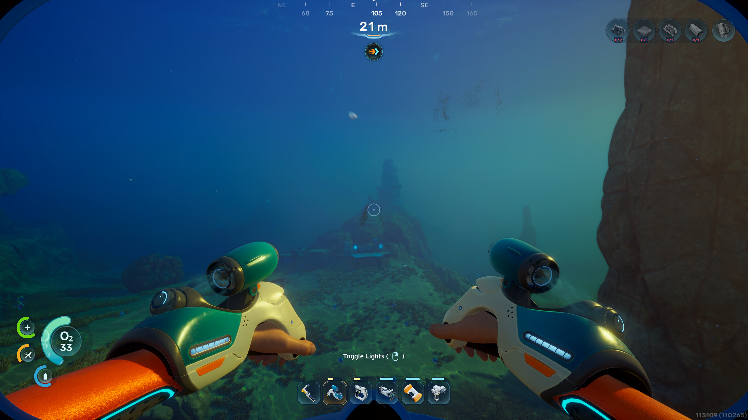 Subnautica 2: игрок плывет к каменистому холму на довольно открытом участке морского дна.