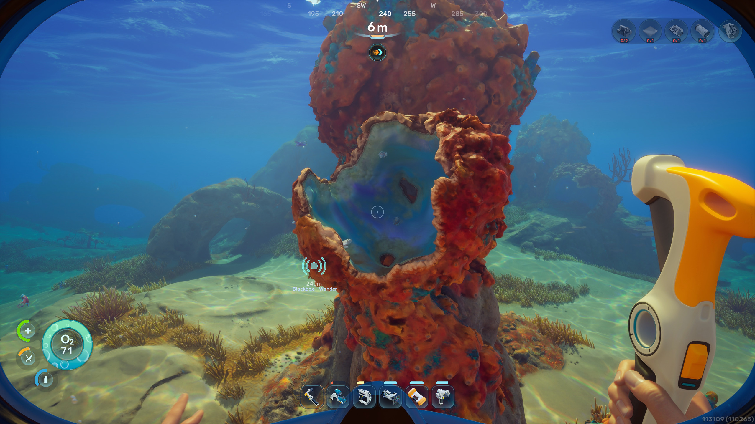 Subnautica 2: игрок рассматривает кристаллы кварца внутри кораллового купола.