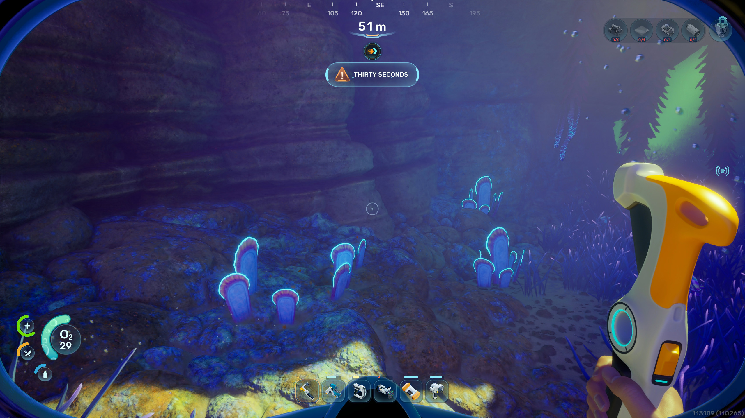 Subnautica 2 волокнистая мякоть: игрок смотрит на растения губки-макарон на морском дне.