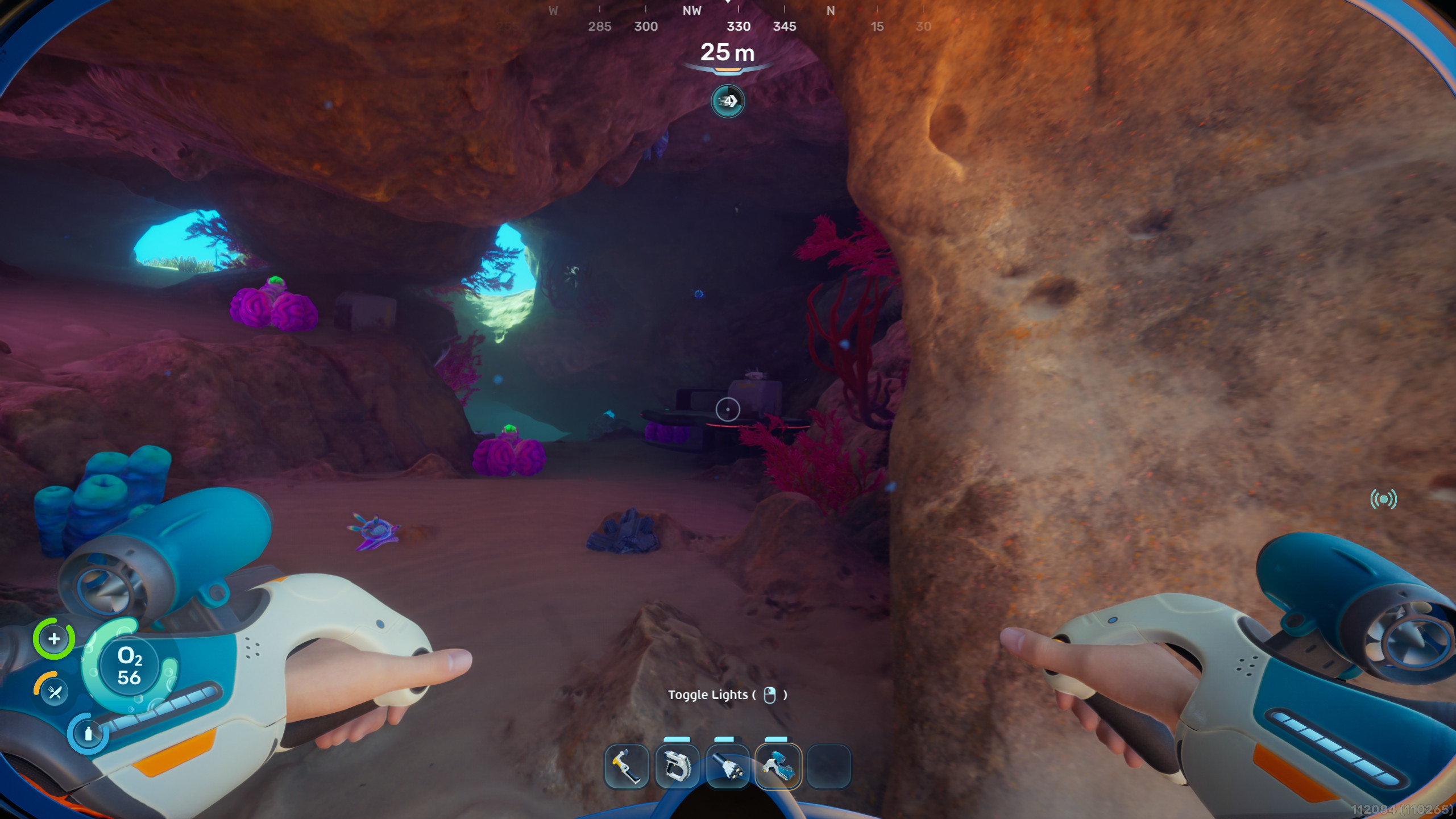 Subnautica 2: добыча ресурсов – игрок смотрит на фрагмент Звукового резонатора, который можно отсканировать внутри пещеры.