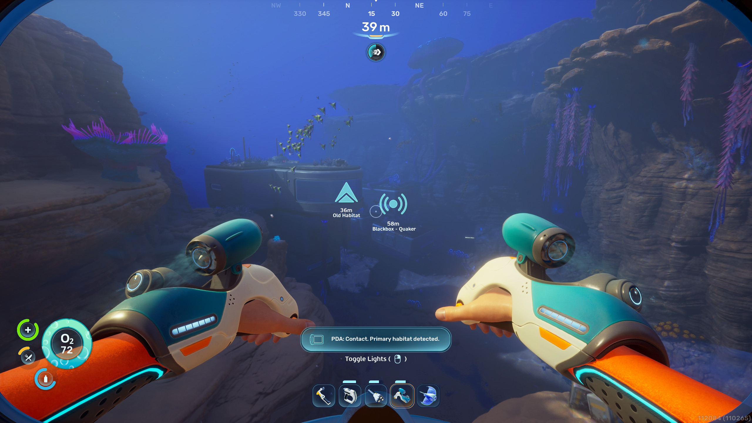 Subnautica 2: добыча ресурсов – игрок плывет к Старой базе, используя Создатель волн.