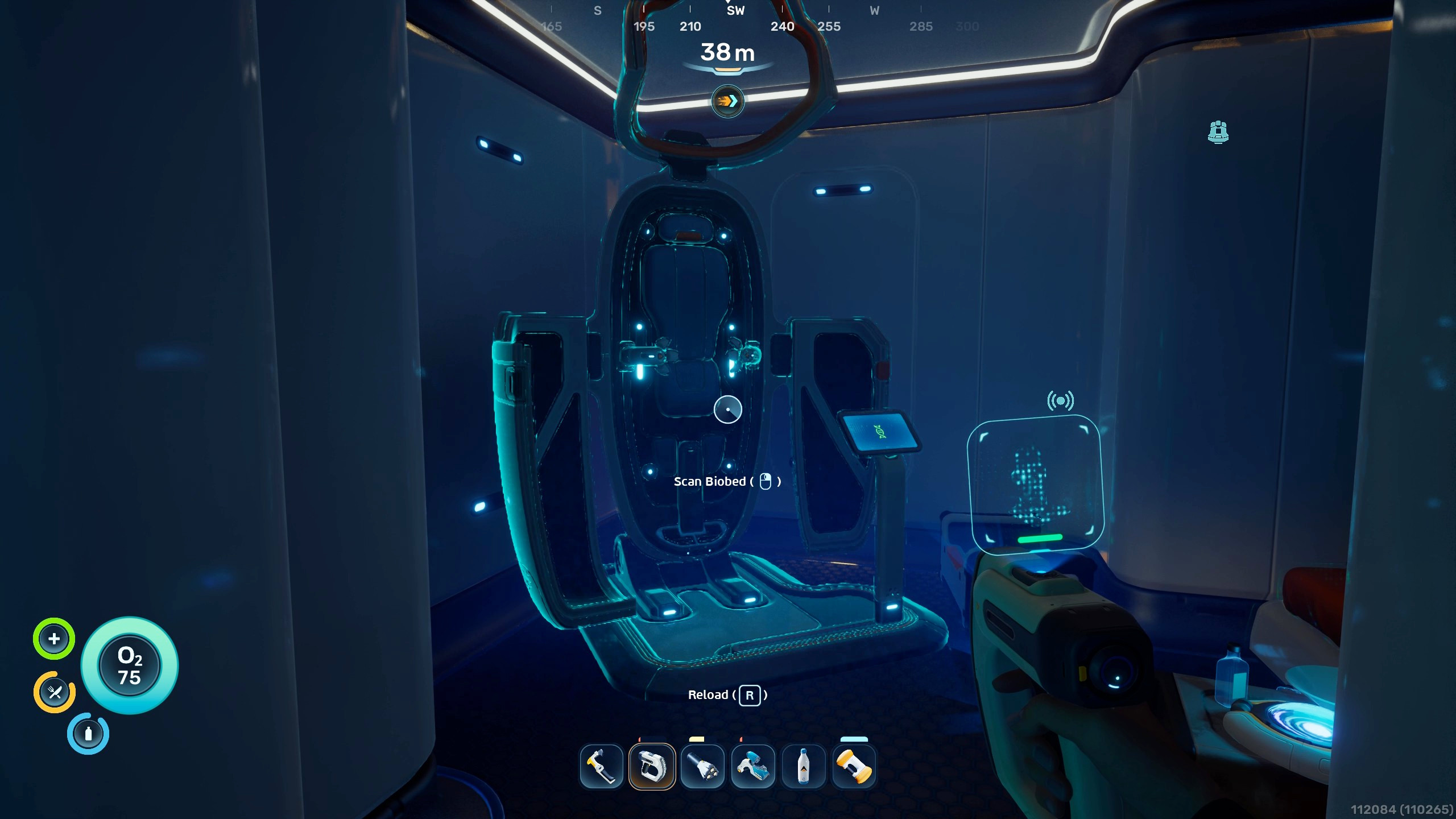 Размер инвентаря в Subnautica 2: игрок смотрит на биокровать внутри темного здания, где можно получить постоянные улучшения инвентаря.