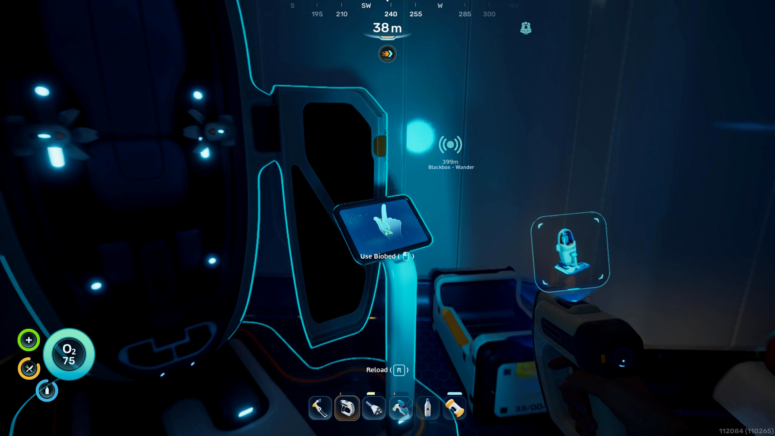 Размер инвентаря в Subnautica 2: игрок смотрит на биокровать внутри темного здания, где можно получить постоянные улучшения инвентаря.