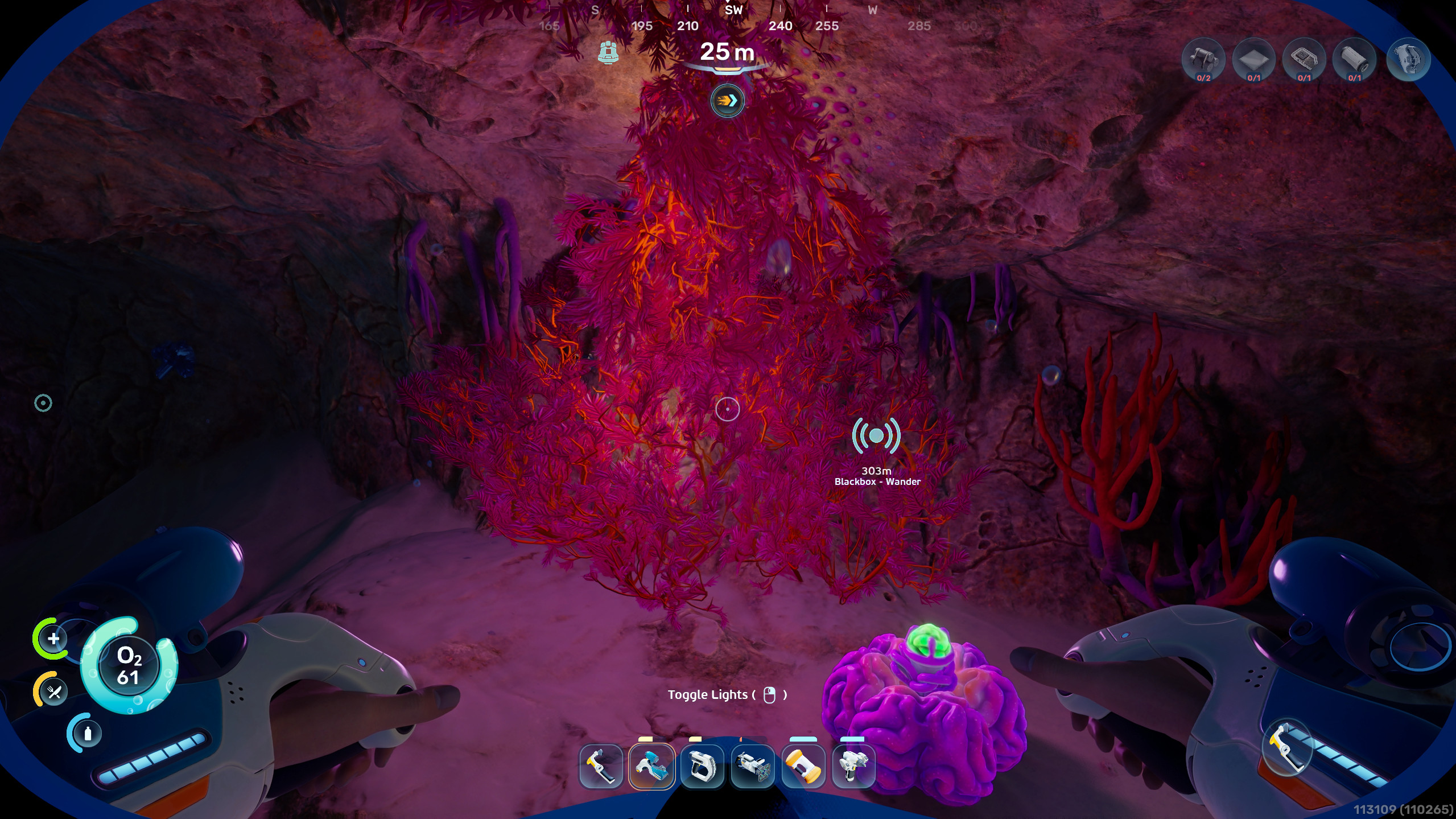 Subnautica 2 волокнистая мякоть: игрок смотрит на перьевую водоросль внутри тесной пещеры.