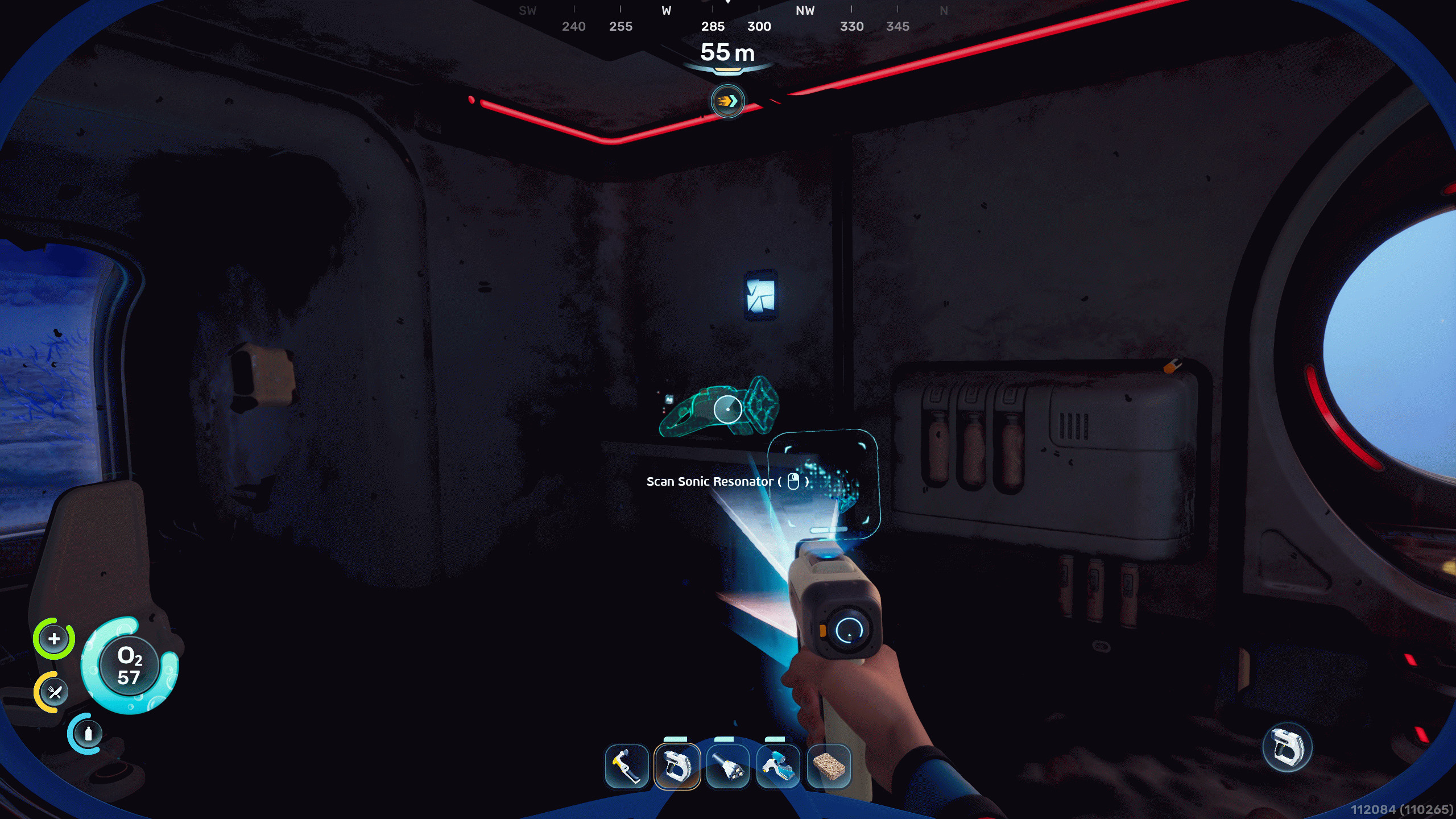 Subnautica 2: добыча ресурсов – игрок смотрит на фрагмент Звукового резонатора, который можно отсканировать внутри темного убежища.