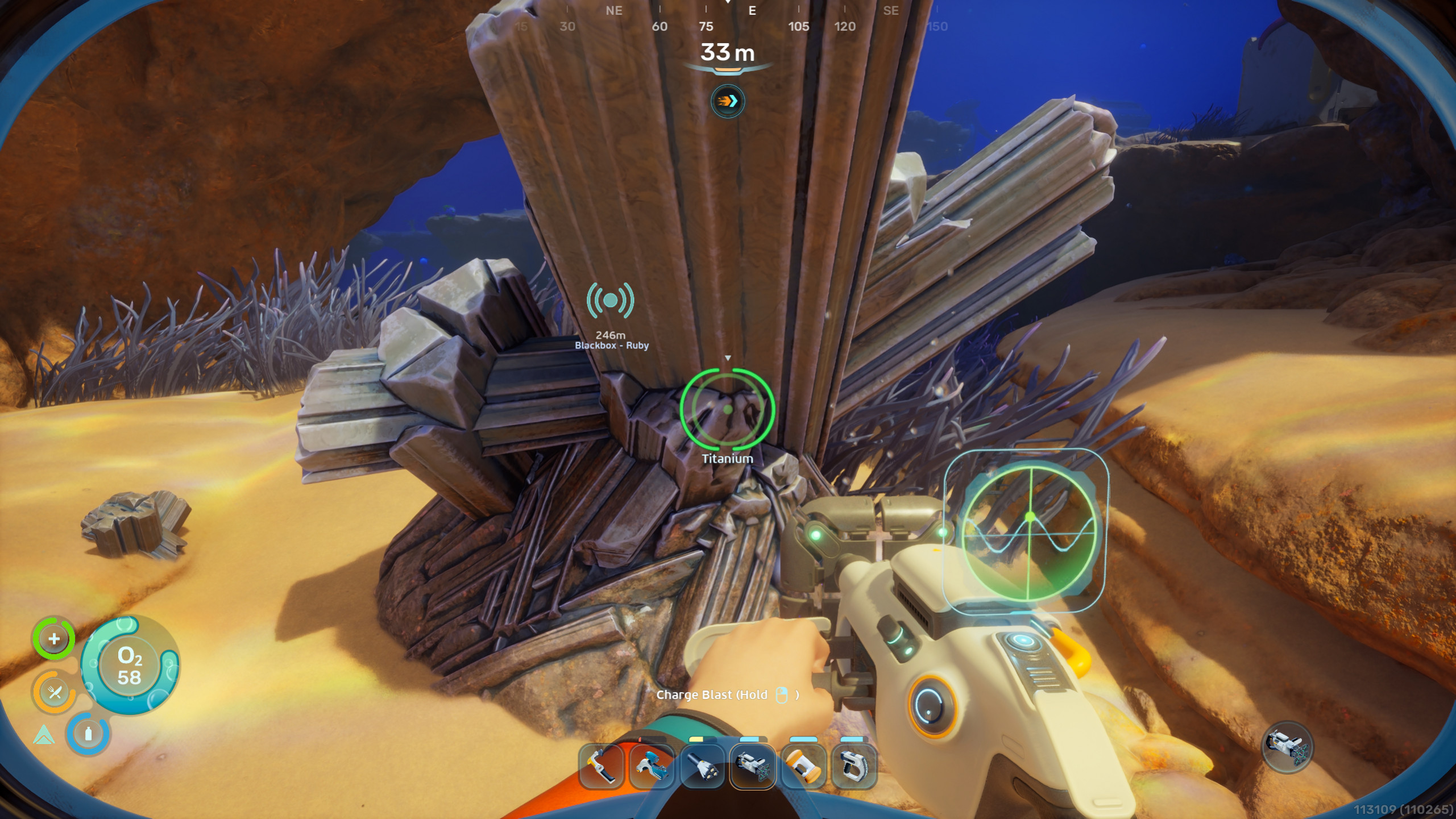 Subnautica 2: добыча ресурсов – игрок смотрит на большой блок титана и собирается добыть его с помощью Звукового резонатора.