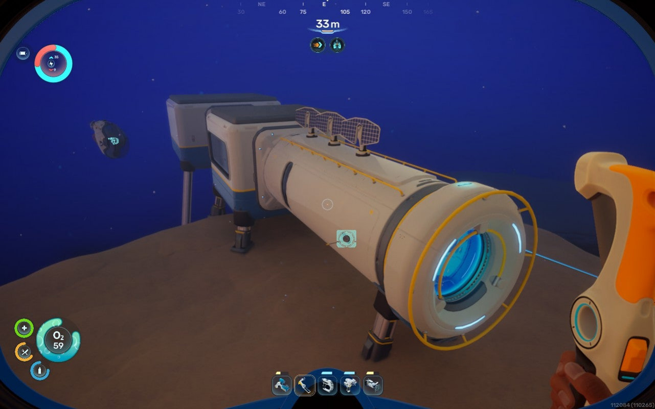Вид снаружи на небольшую цилиндрическую базу в Subnautica 2: на одном конце люк, на другом – квадратный лунный бассейн.