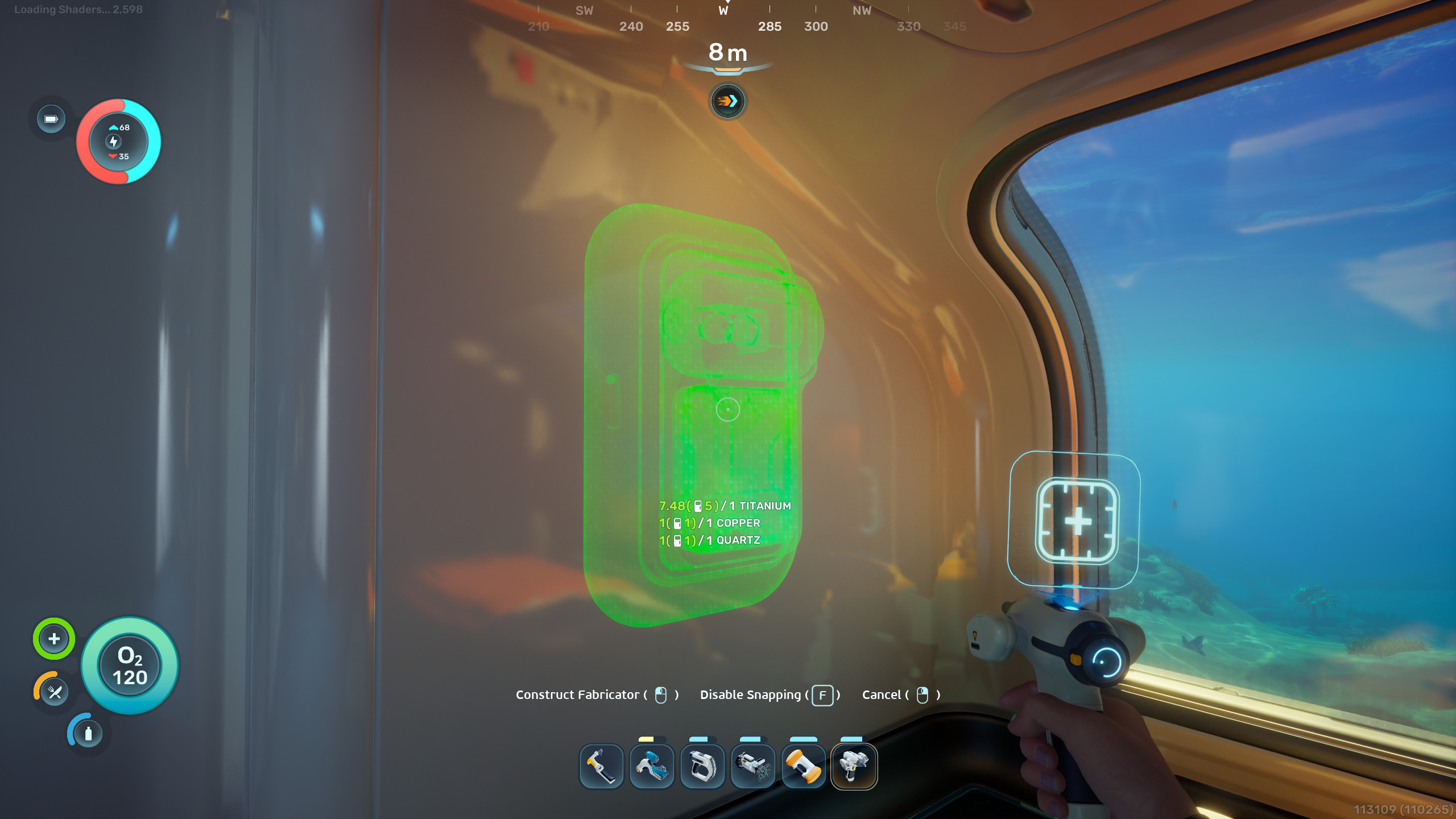 Subnautica 2: полностью функциональный Изготовитель – игрок размещает Изготовитель на стене внутри своей базы.